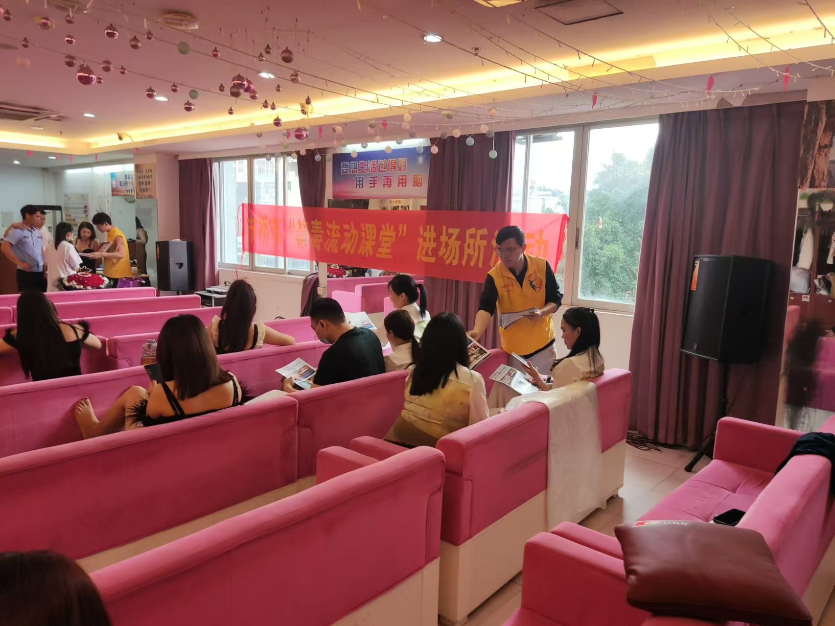 禁毒社工向现场员工派发禁毒宣传资料