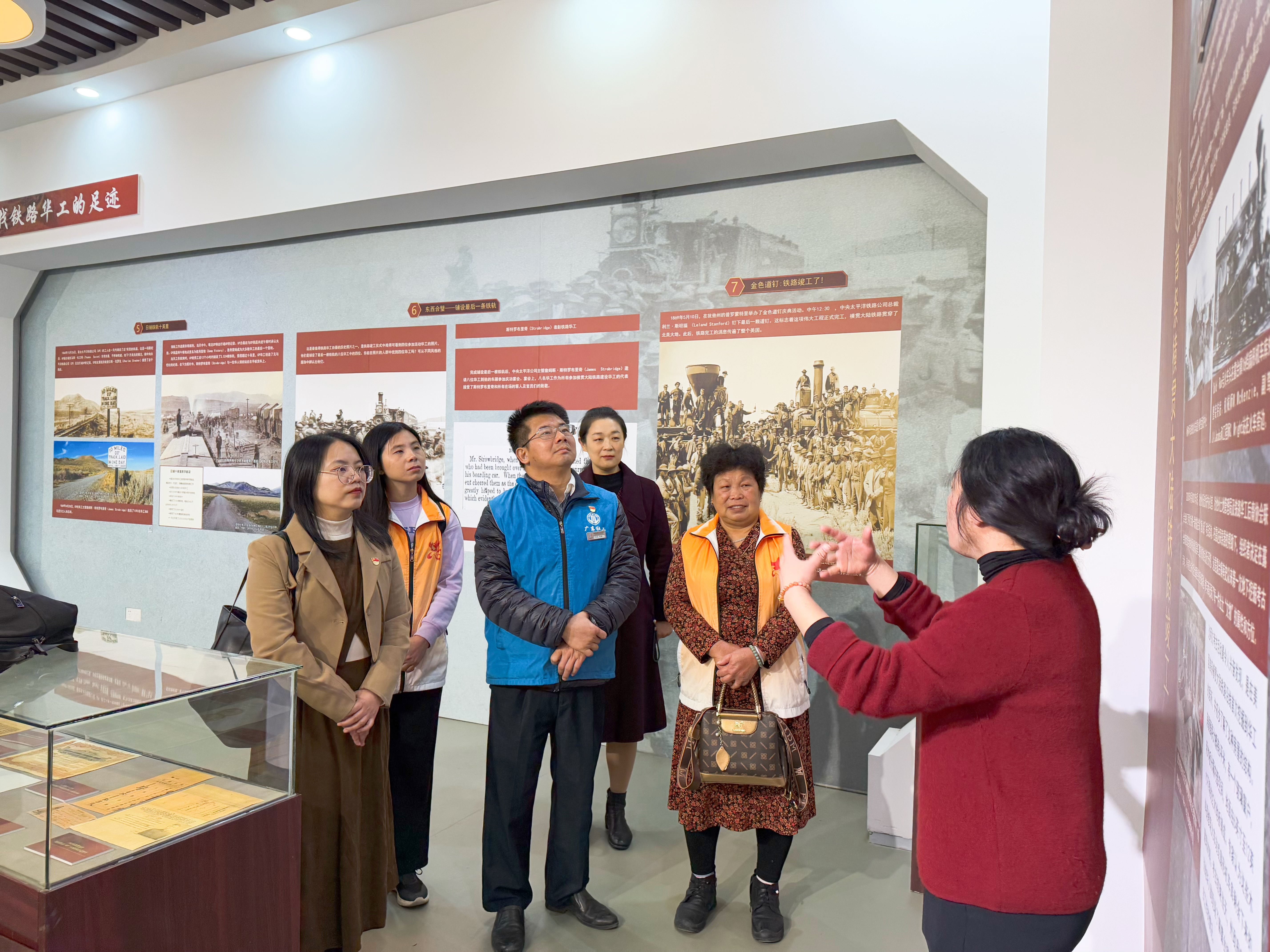 参观《寻找铁路华工的足迹》图片展