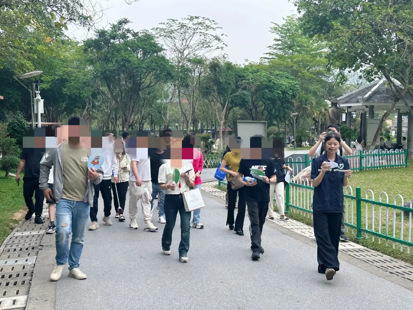 社矫志愿者在跟随禁毒社工进行跑山运动