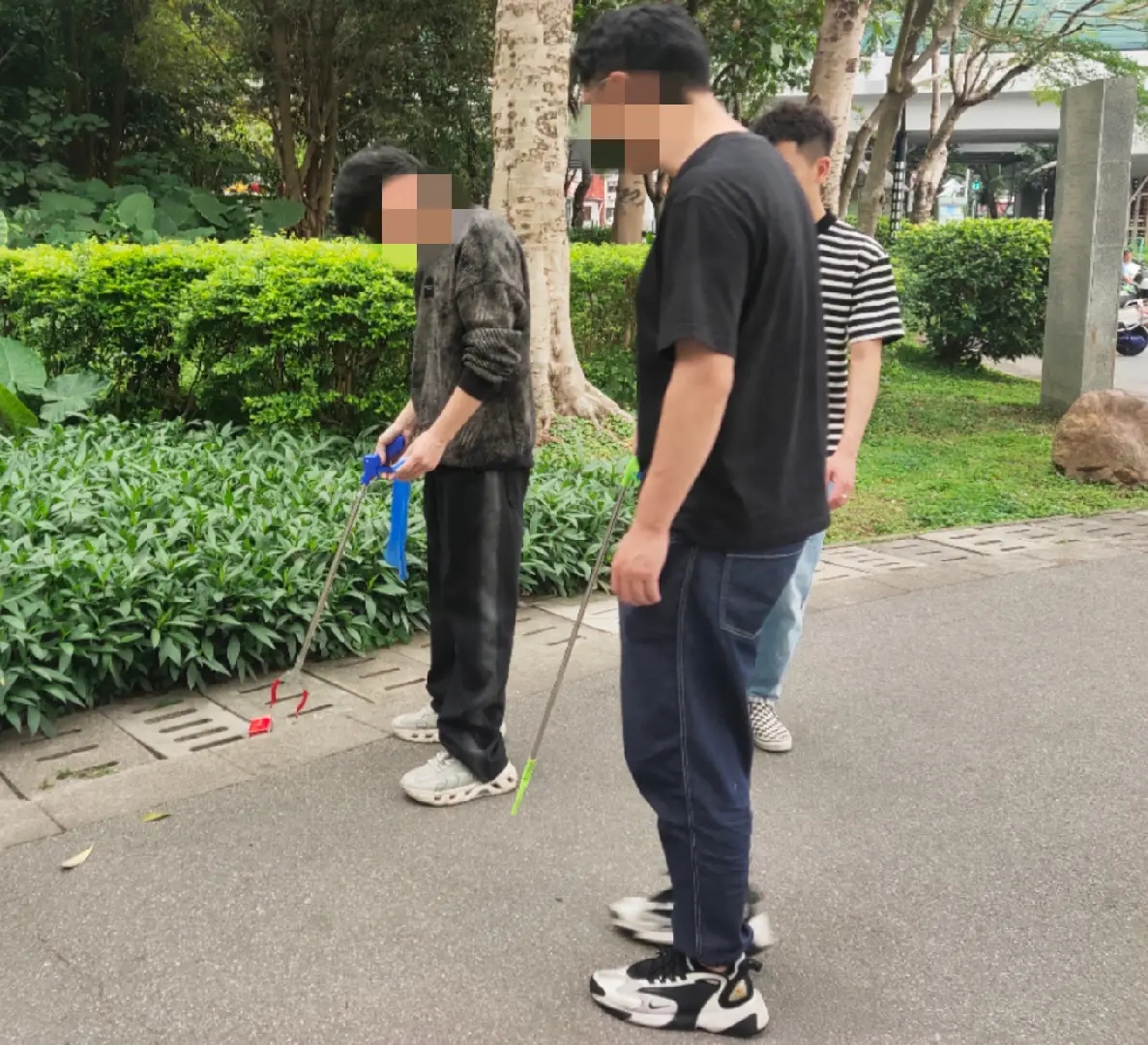 社矫志愿者在净山清理垃圾
