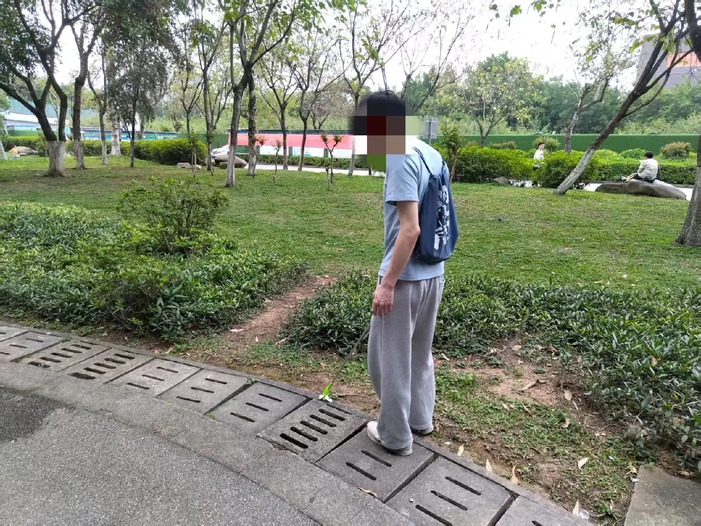 社矫志愿者在净山清理垃圾