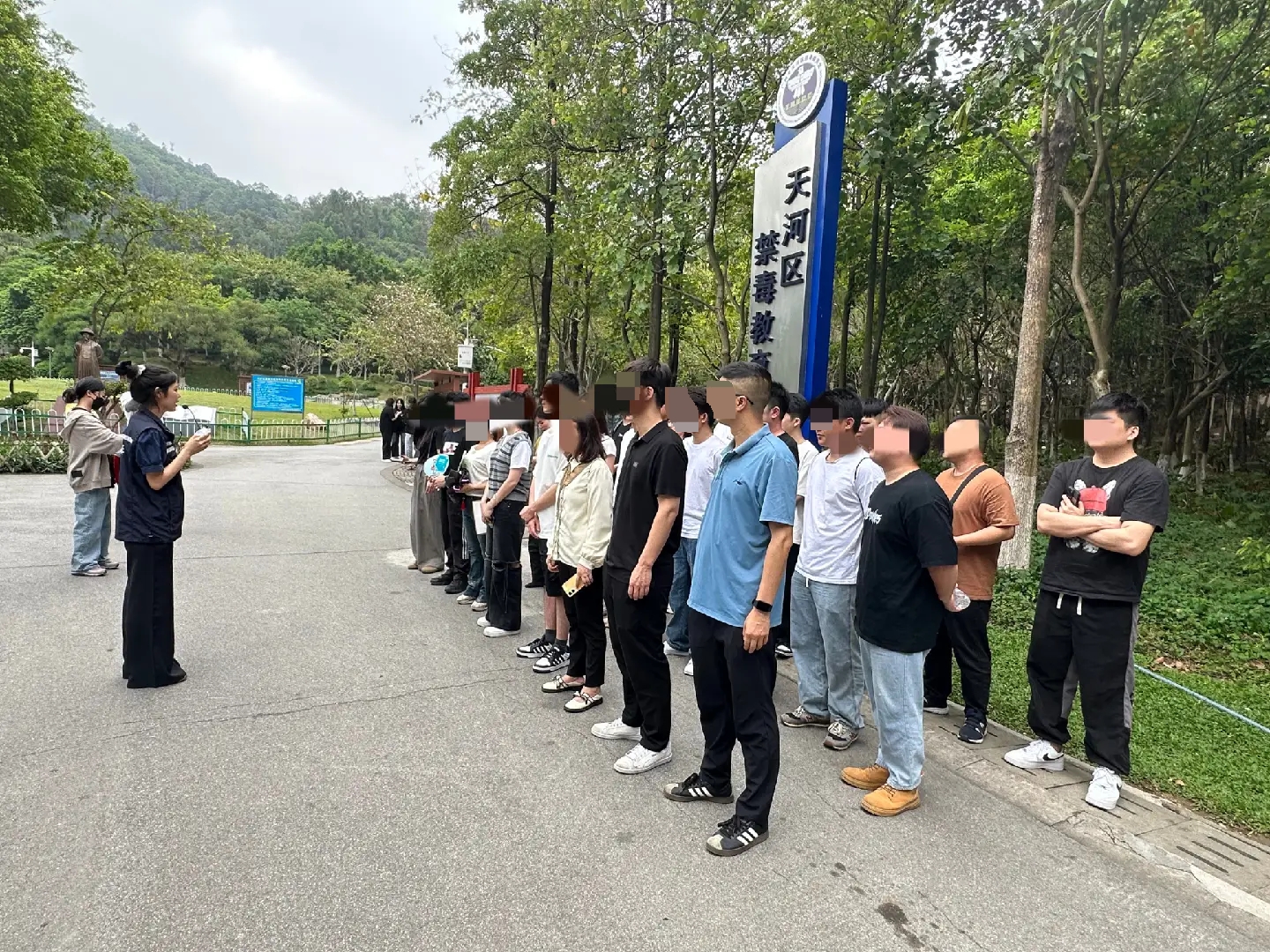 社矫志愿者在听禁毒社工讲解活动注意事项
