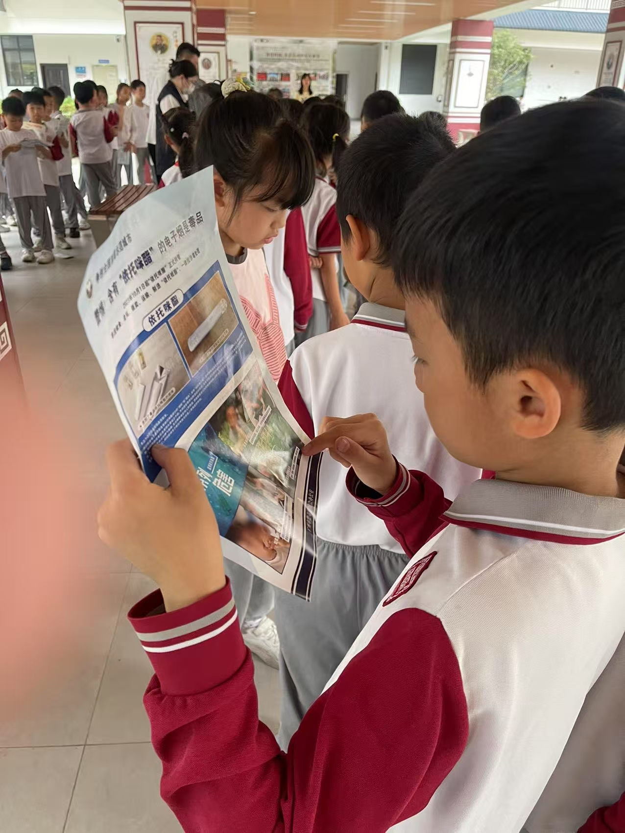 学生观看宣传单张