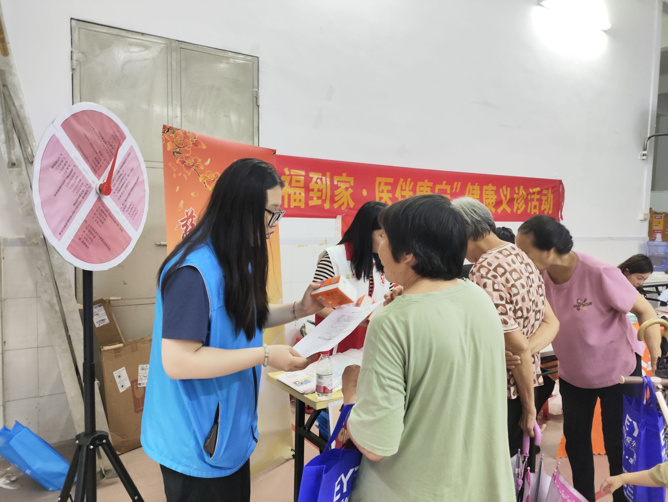社工给居民派发政策宣传单