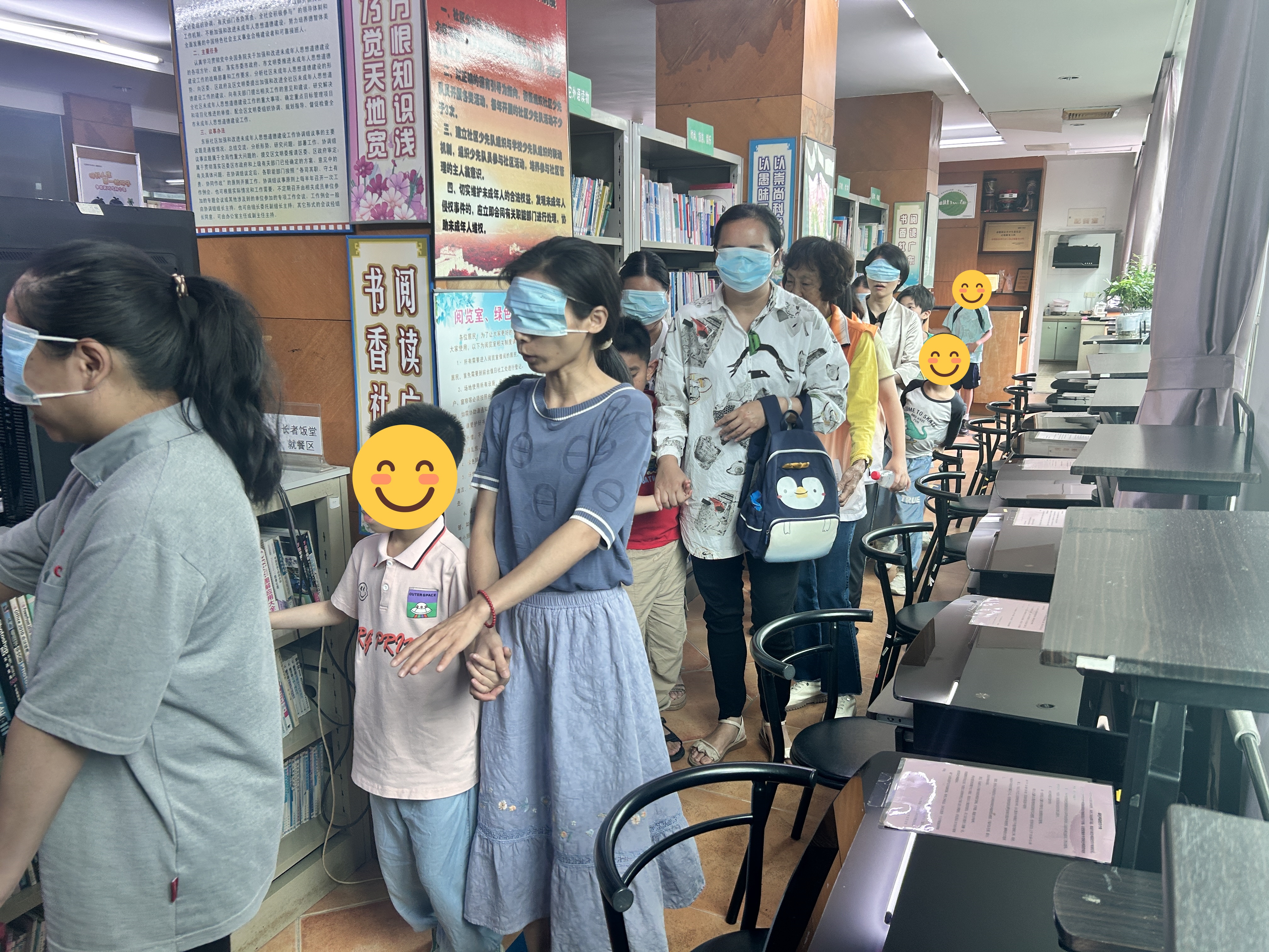 孩子引领家长完成暖场游戏