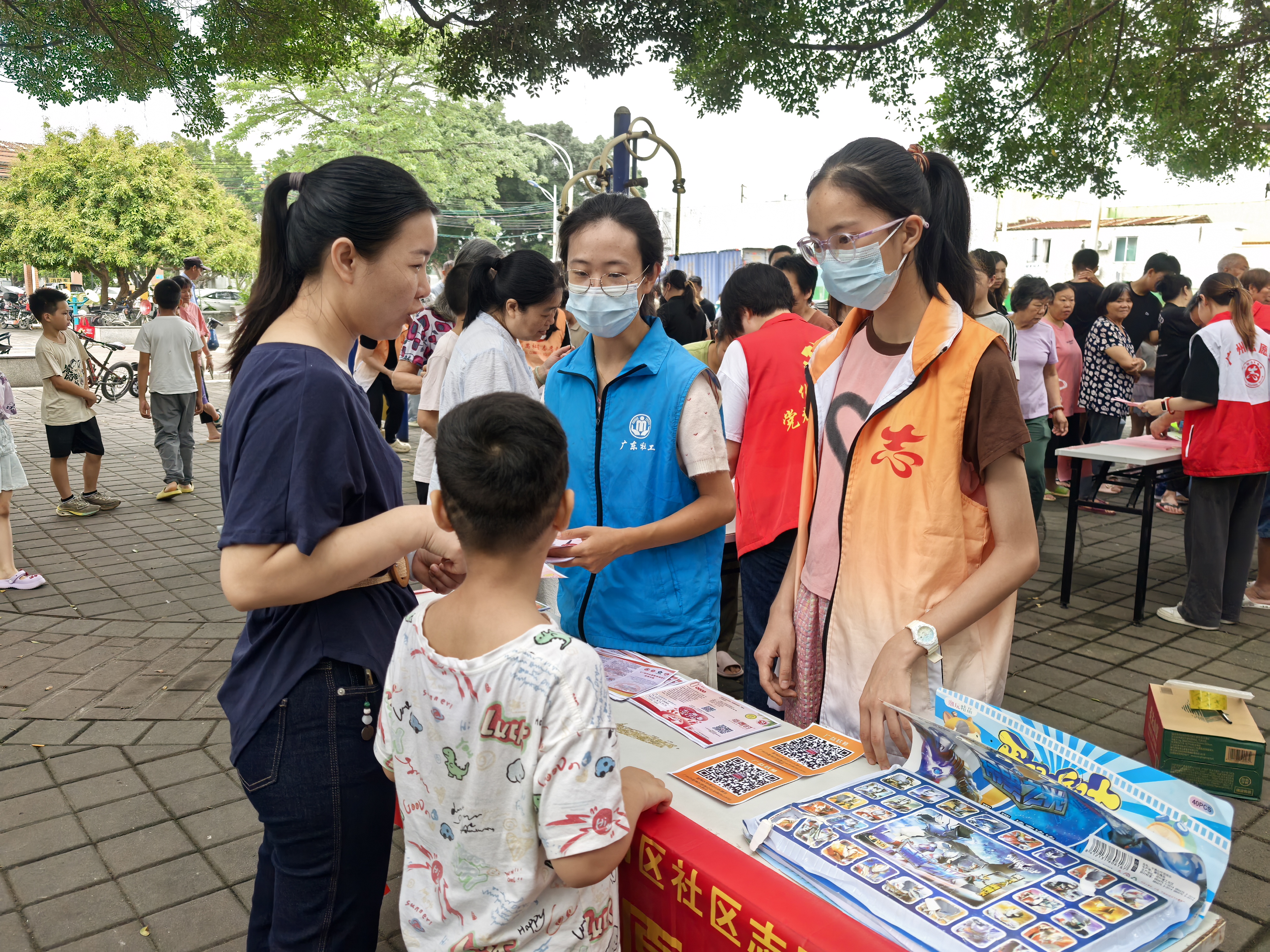 普爱社工带领志愿者向参与者普及志愿者系统相关知识
