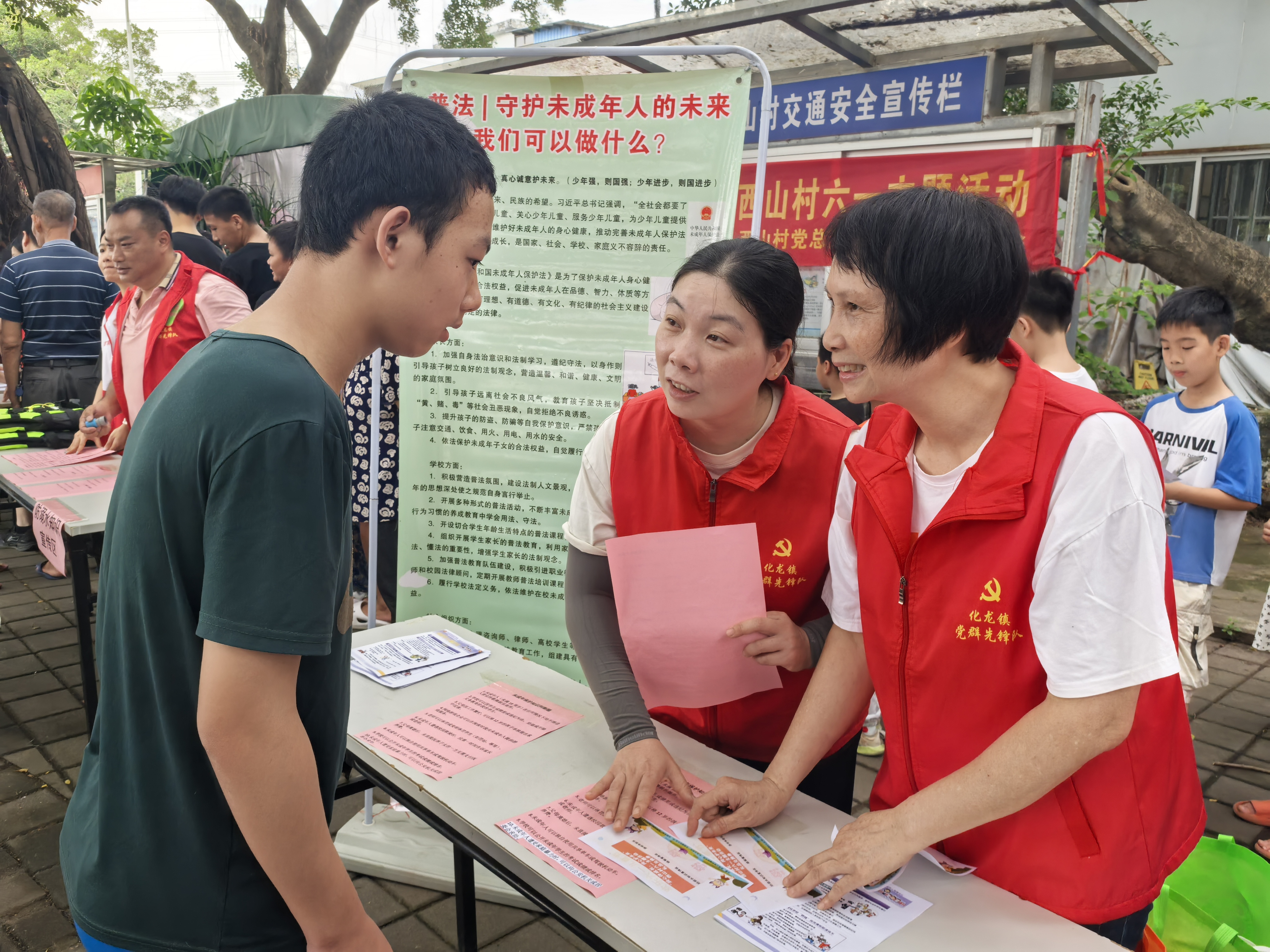 志愿者向青少年普及未成年人保护知识