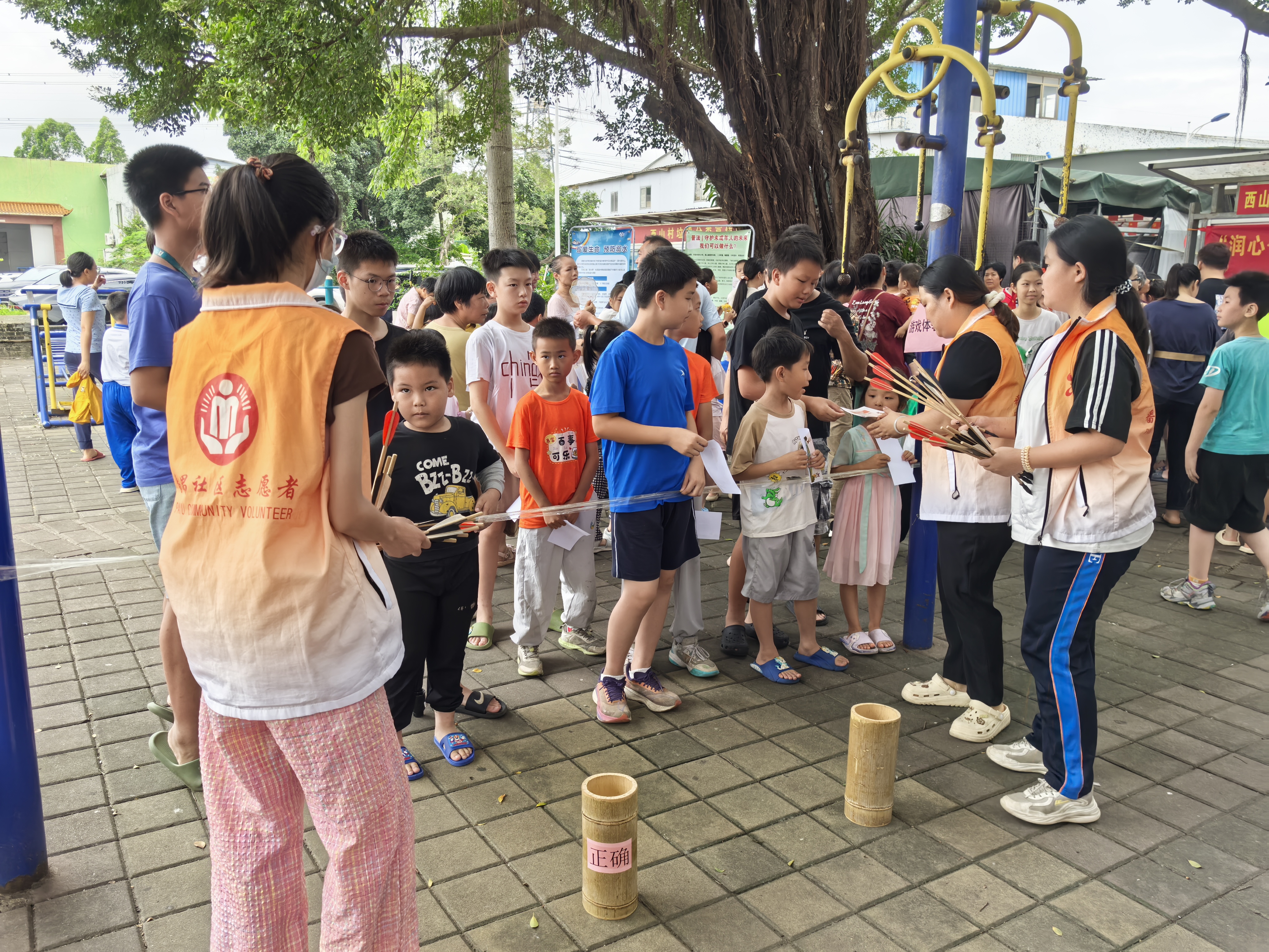 家长带领孩子们参与现场趣味游戏