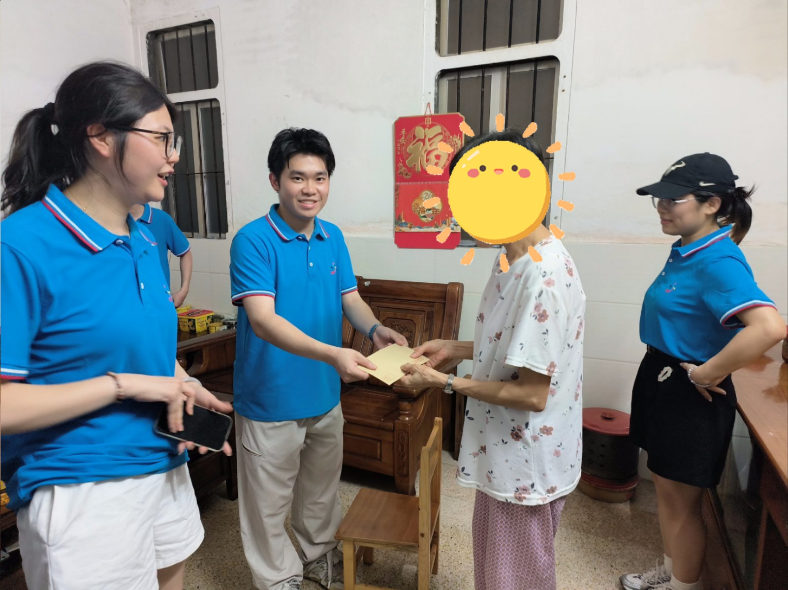 孤寡老人开心地接过帮扶现金
