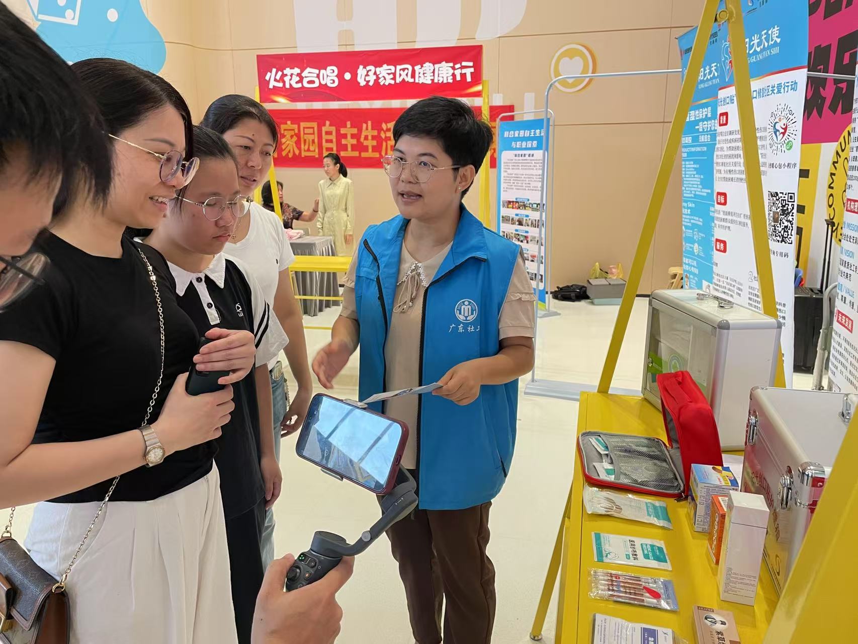 社工向居民介绍阳光创口贴项目