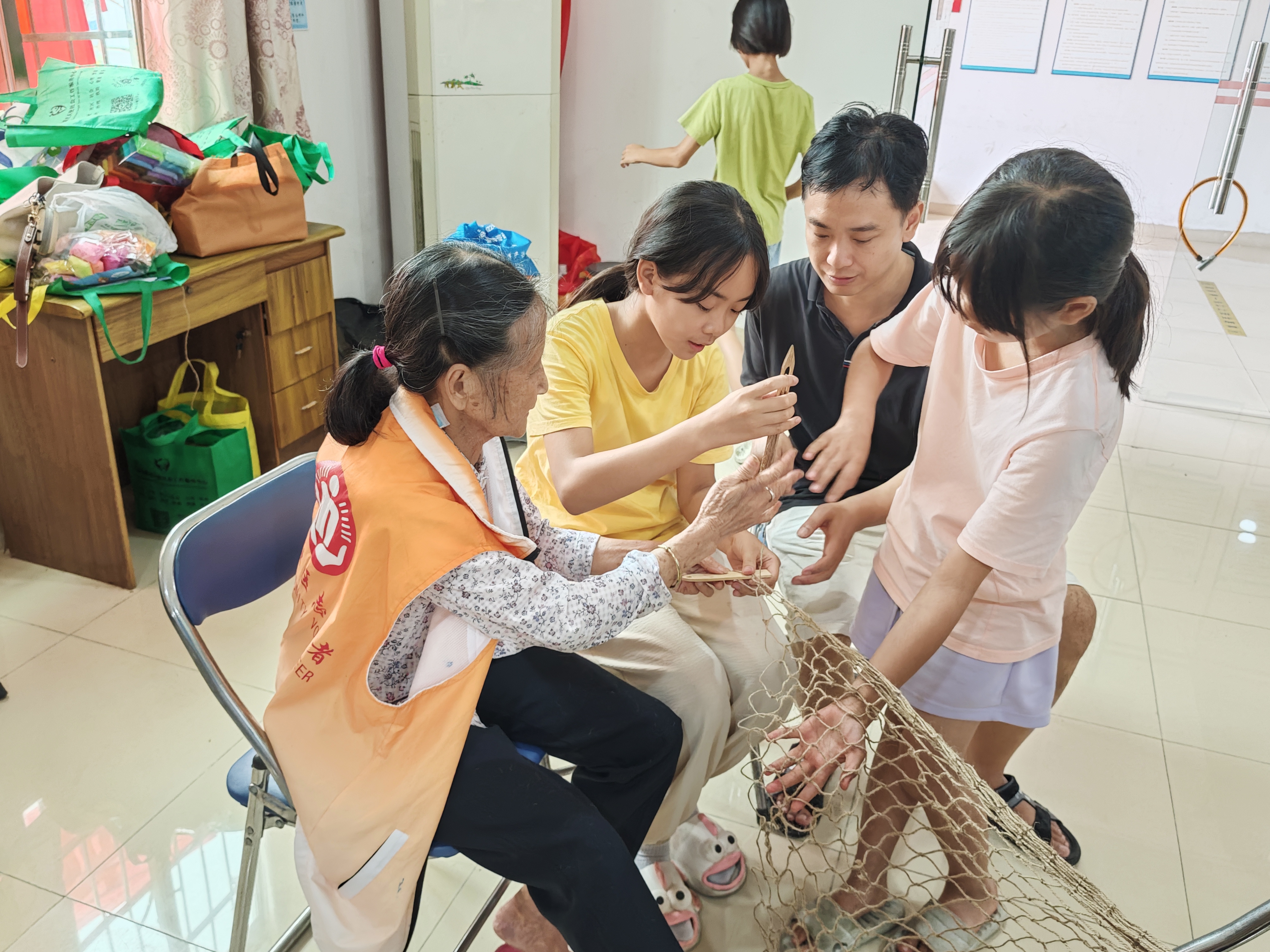 认真学习编织渔网