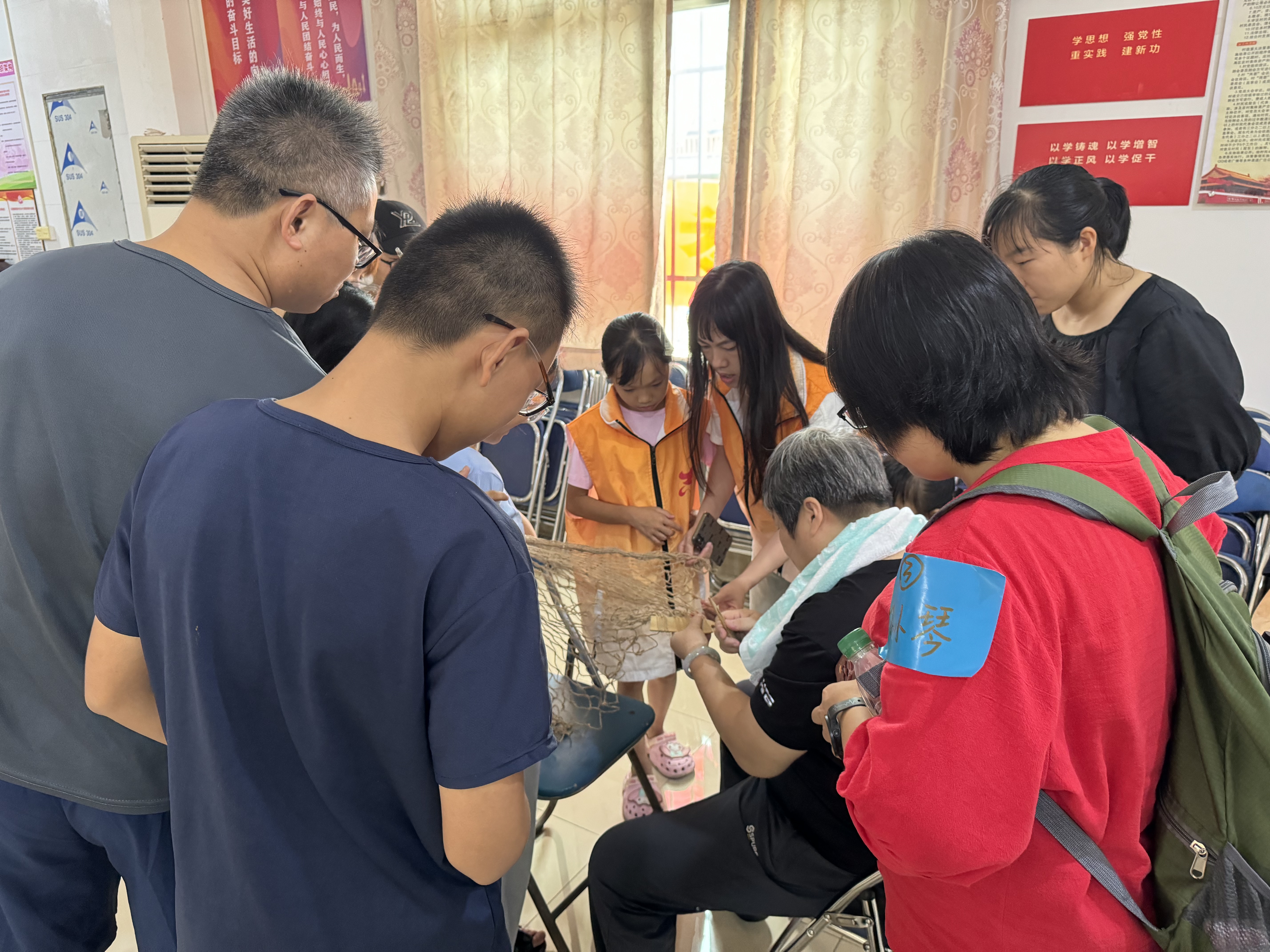 认真学习编织渔网