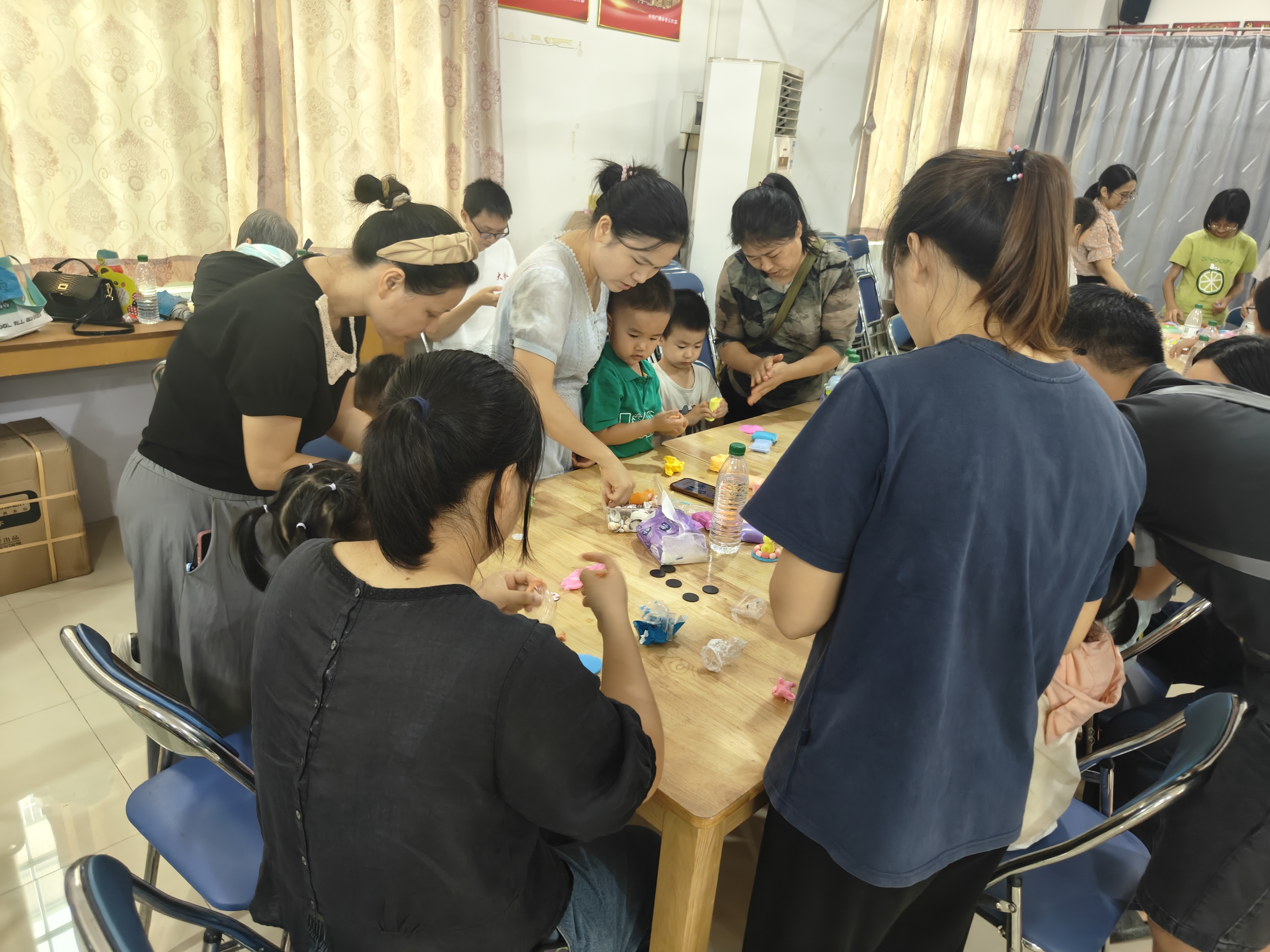 参与者DIY粘土冰箱贴