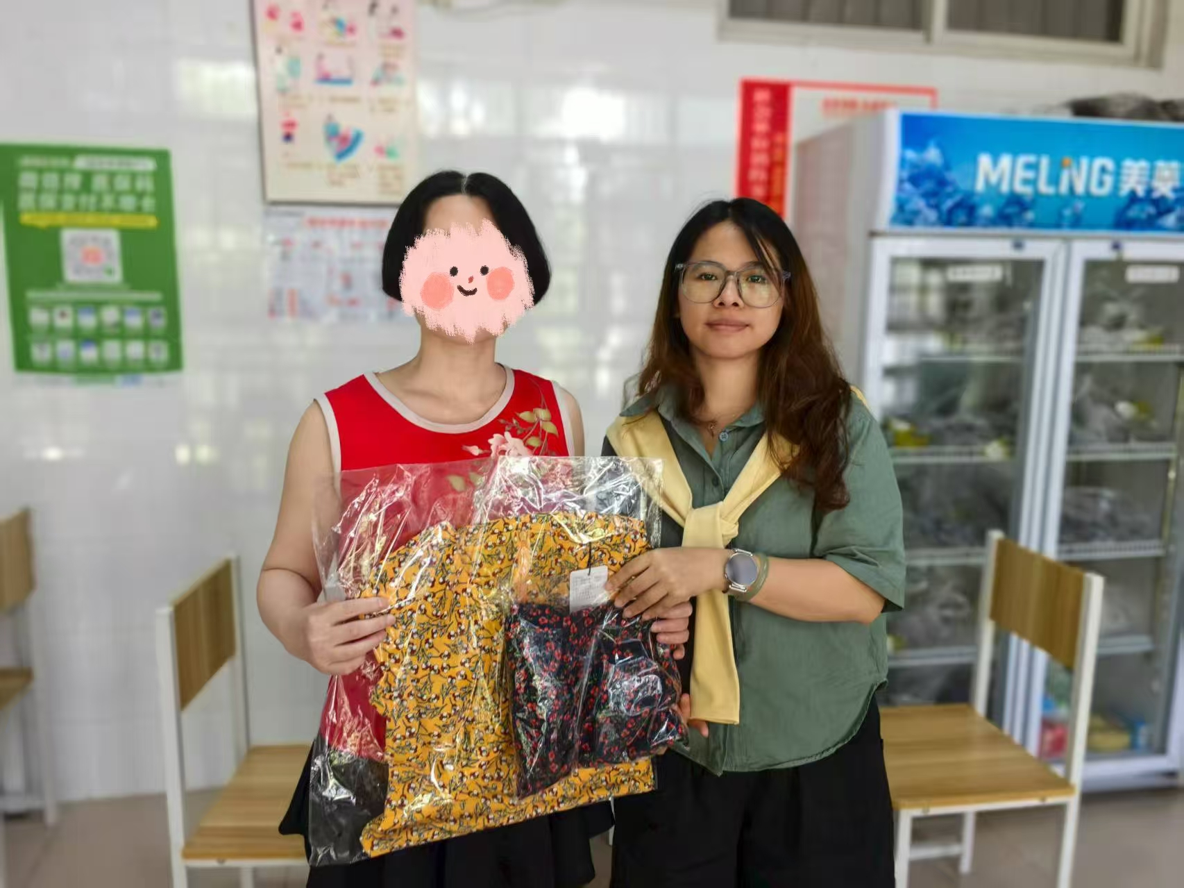 社工给服务对象及其家属送衣物