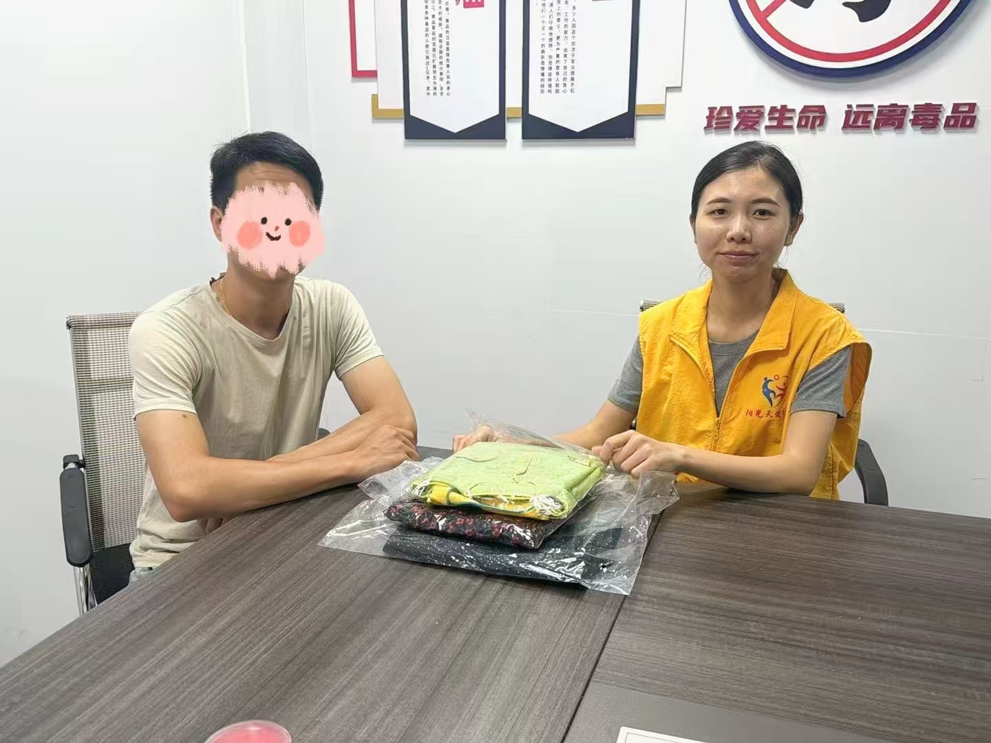 社工给服务对象及其家属送衣物