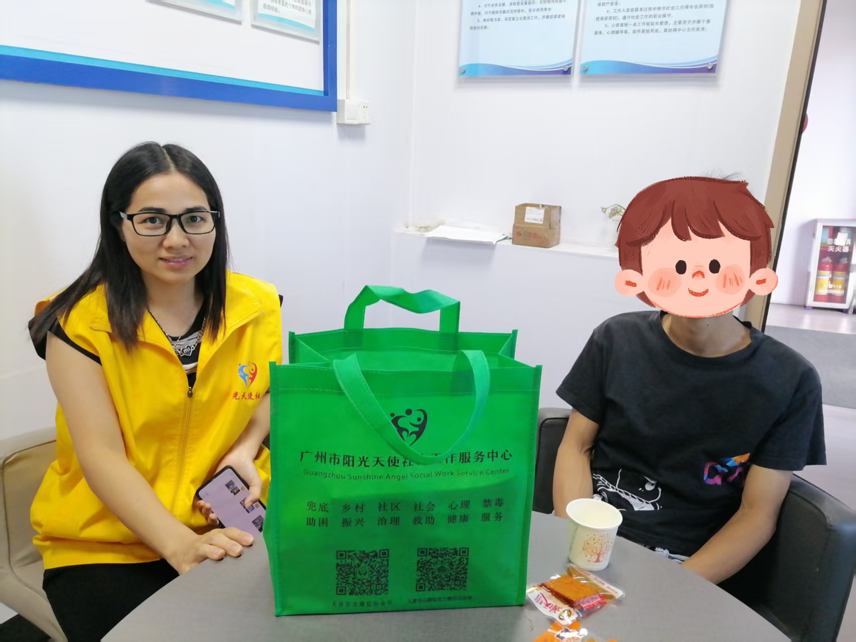 禁毒社工为戒毒康复人员派送关爱物资，普及健康知识