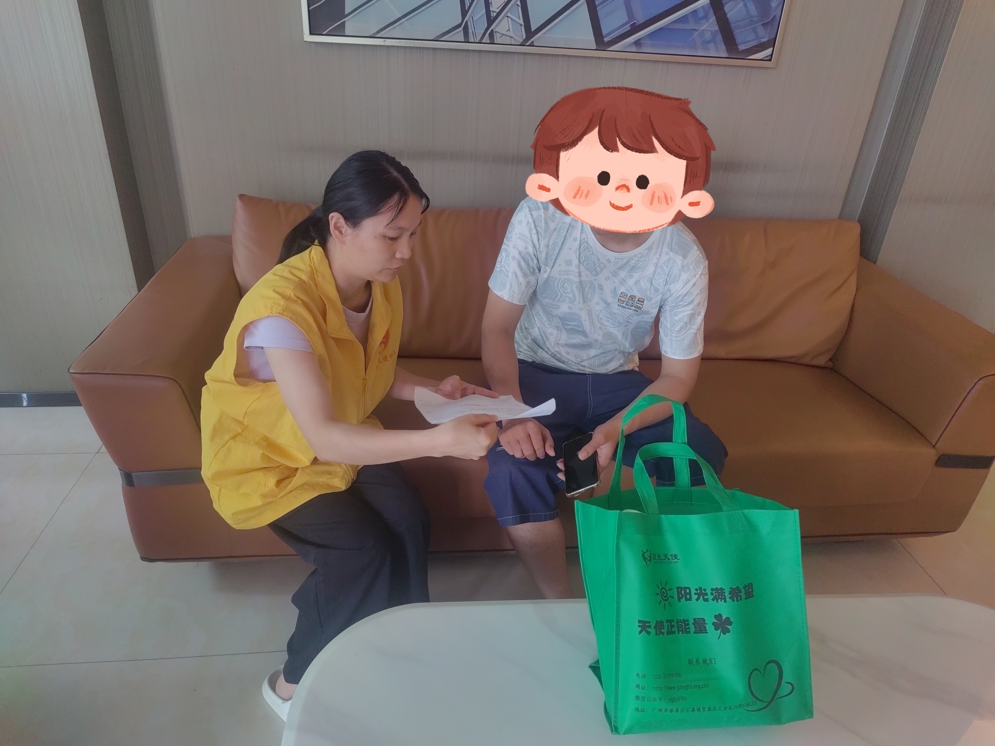禁毒社工为戒毒康复人员派送关爱物资，普及健康知识