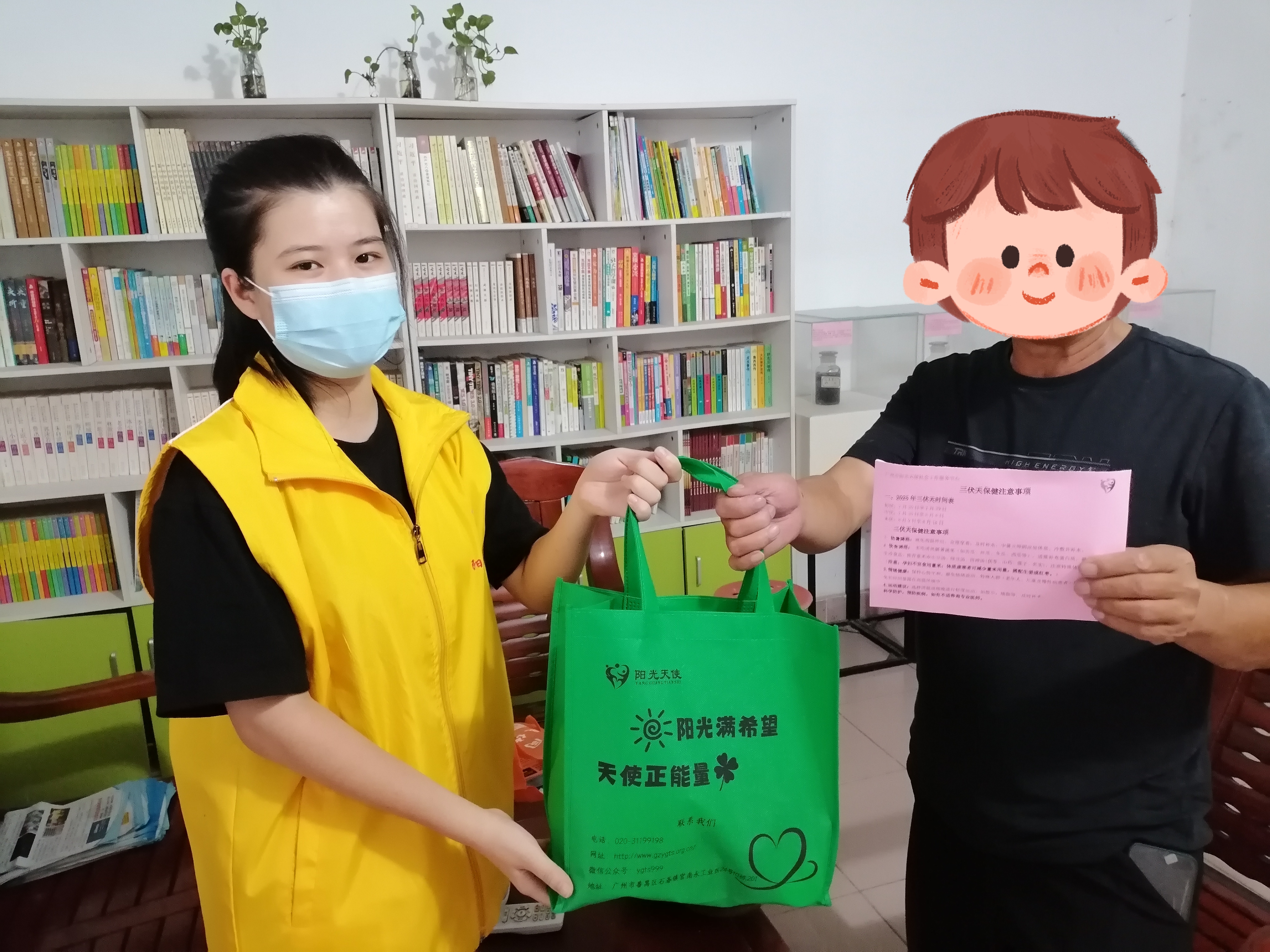 禁毒社工为戒毒康复人员派送关爱物资，普及健康知识