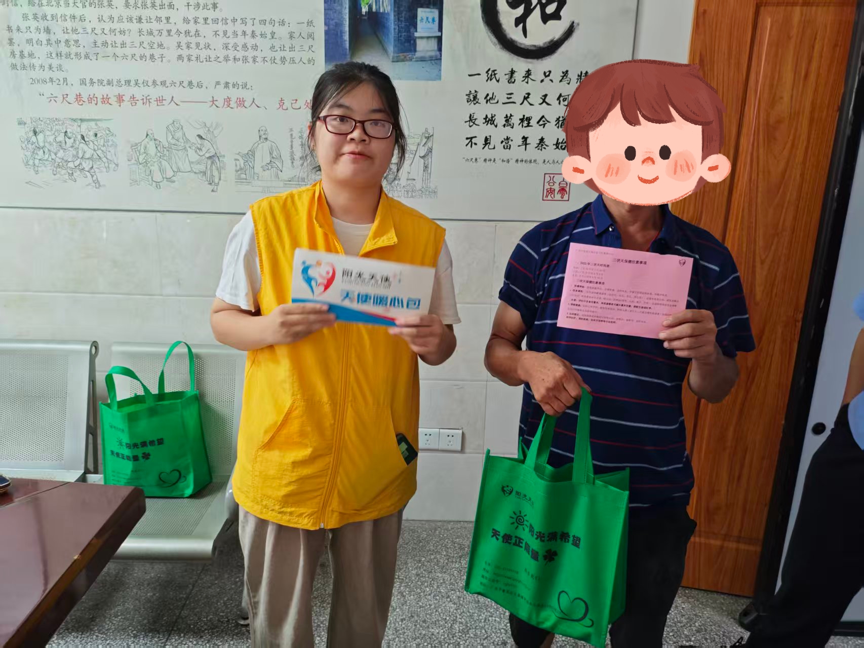 禁毒社工为戒毒康复人员派送关爱物资，普及健康知识