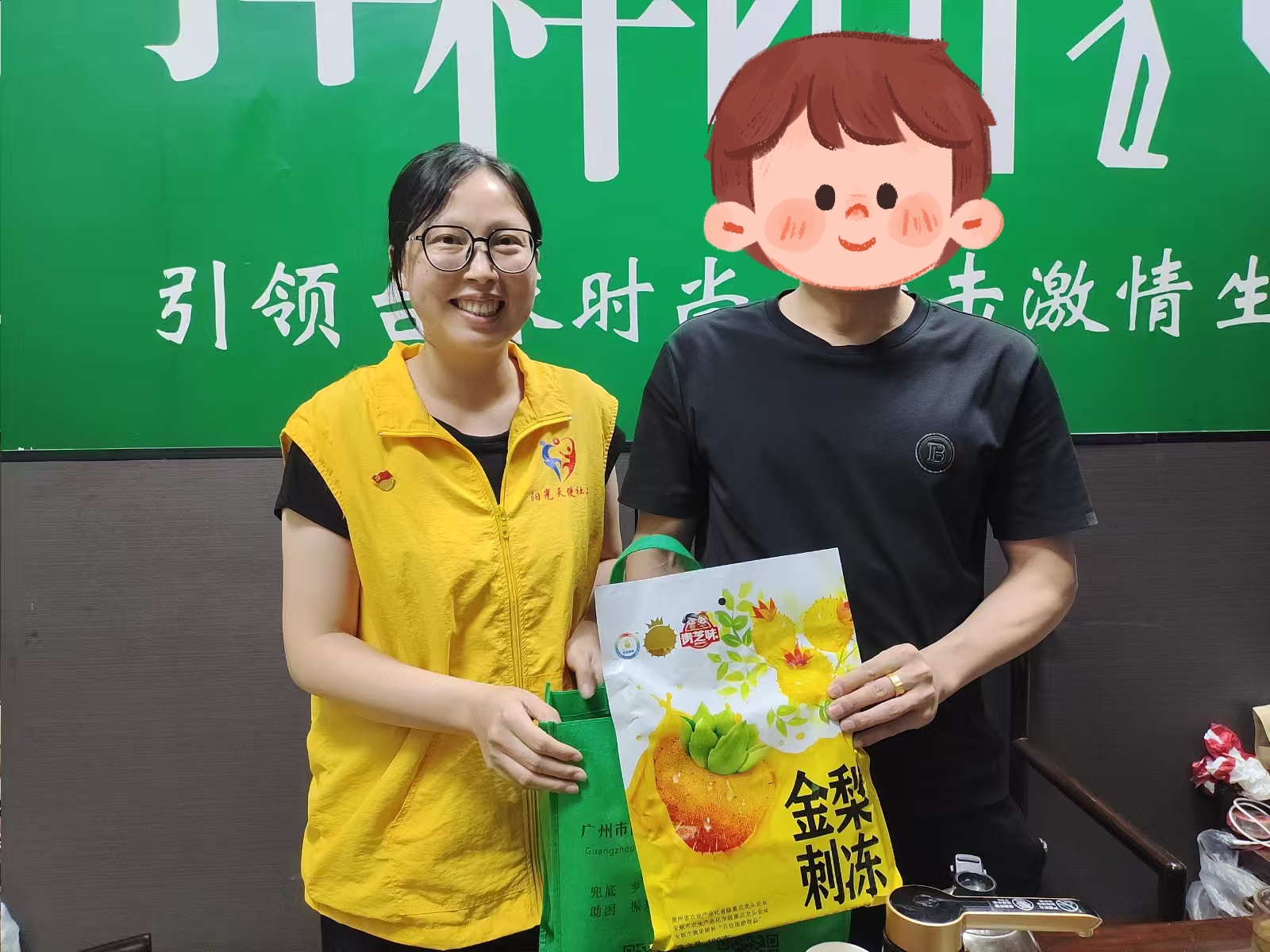 禁毒社工为戒毒康复人员派送关爱物资，普及健康知识