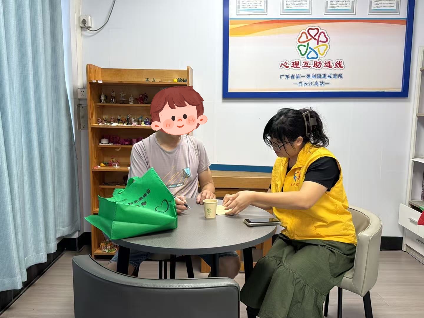 禁毒社工为戒毒康复人员派送关爱物资，普及健康知识