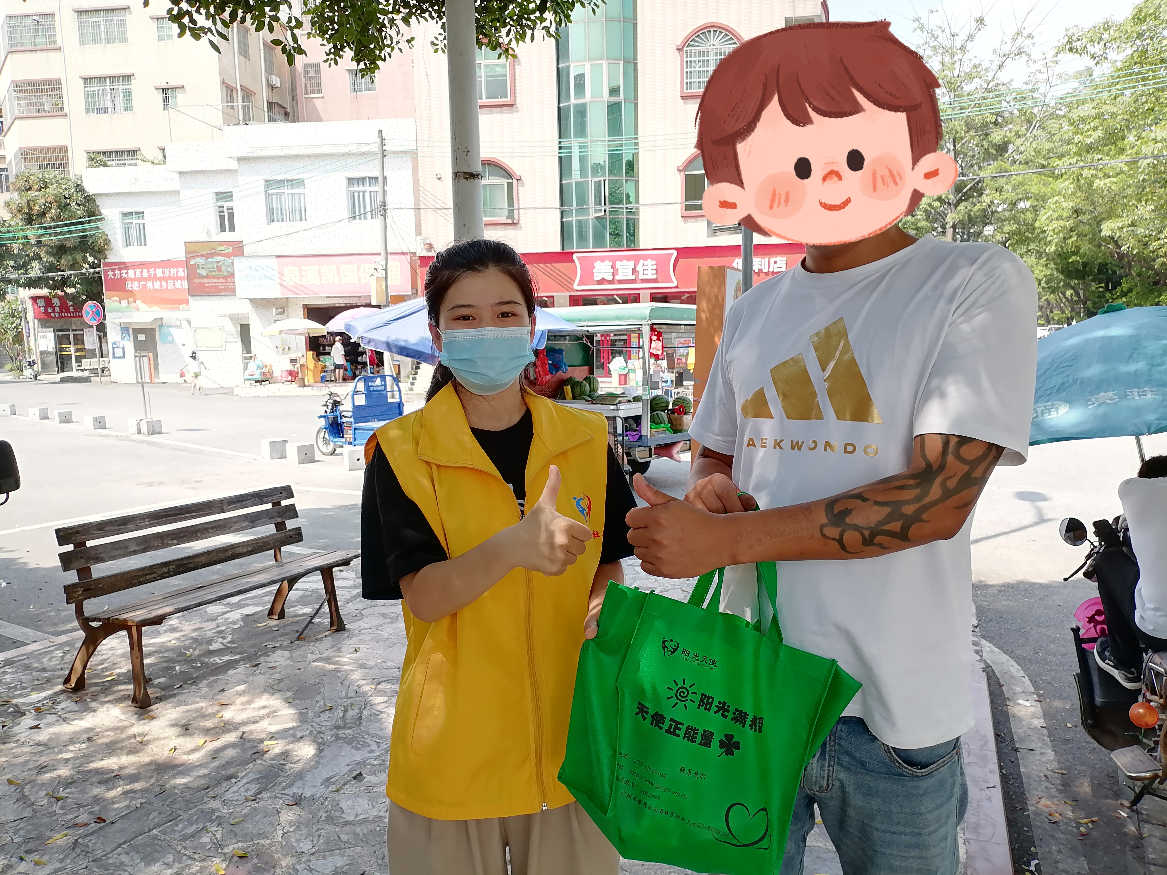 禁毒社工为戒毒康复人员派送关爱物资，普及健康知识