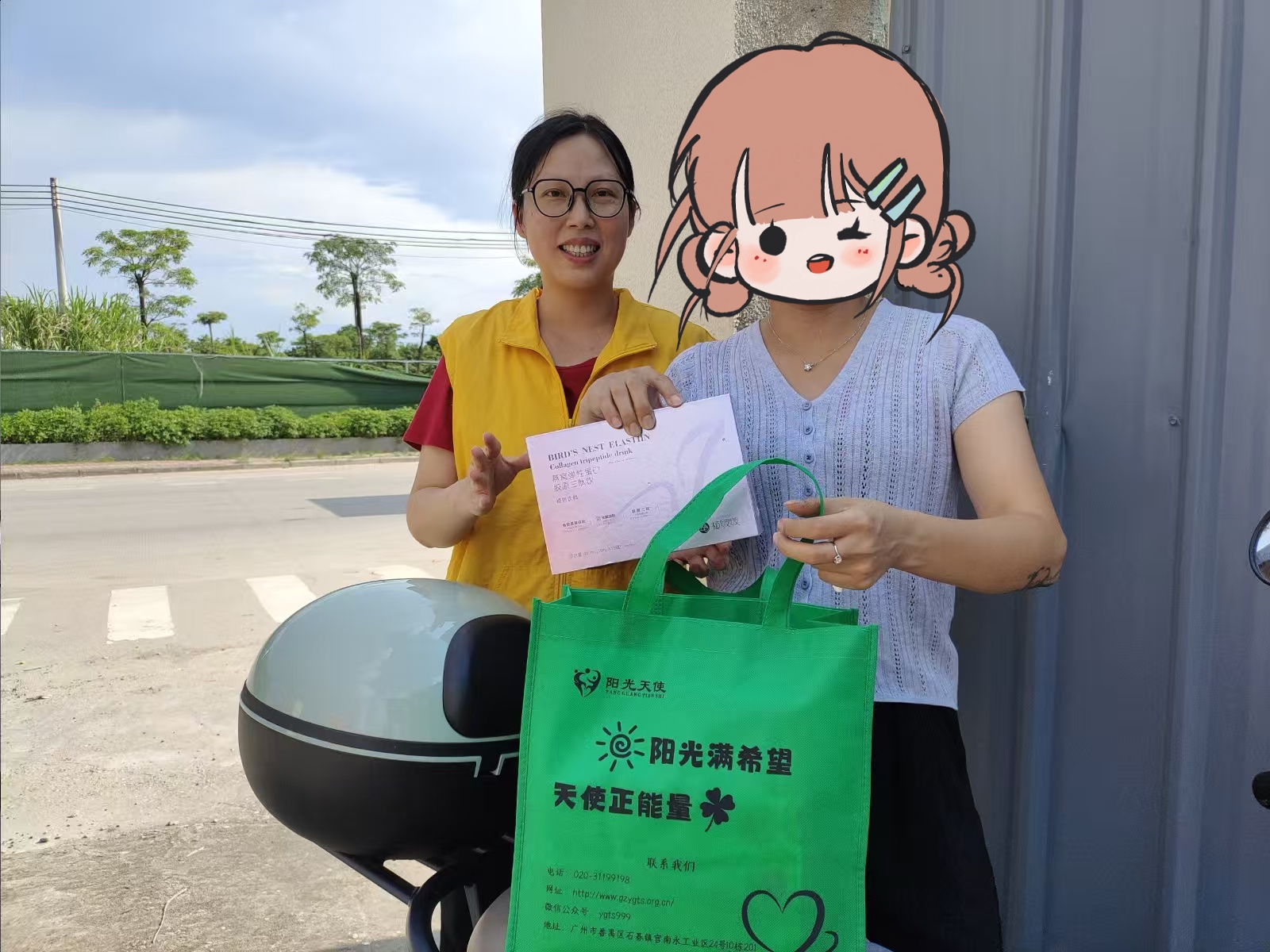 禁毒社工为戒毒康复人员派送关爱物资，普及健康知识