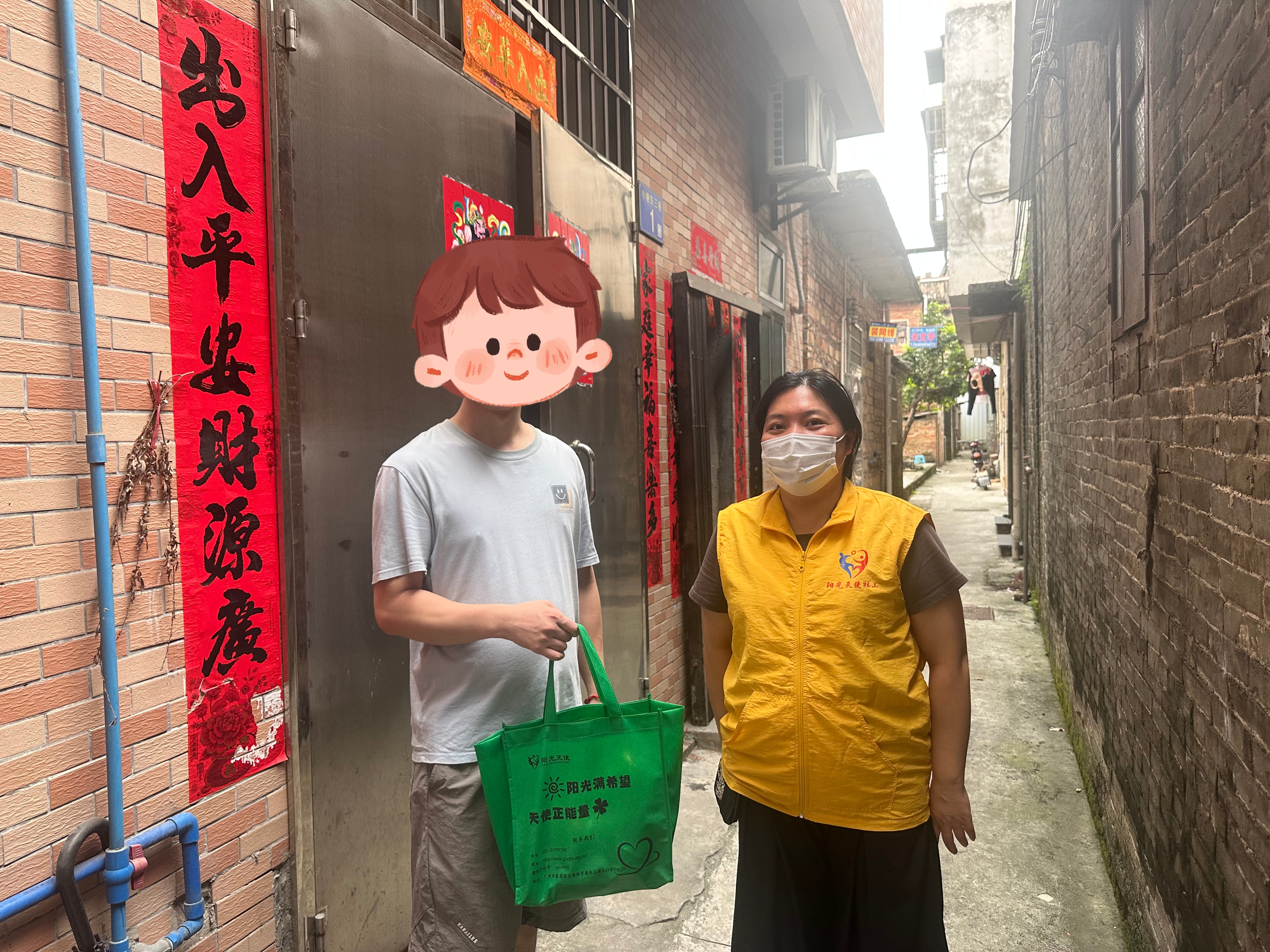 禁毒社工为戒毒康复人员派送关爱物资，普及健康知识