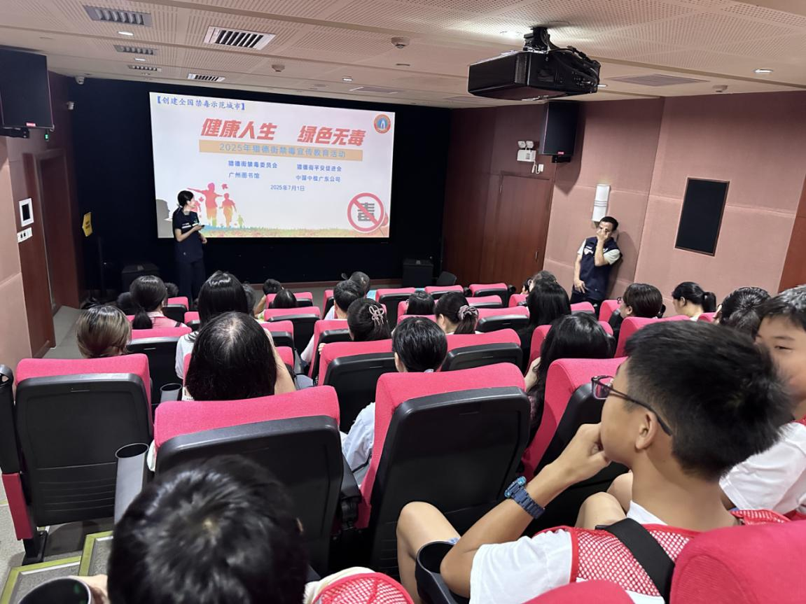 禁毒社工进行禁毒宣讲