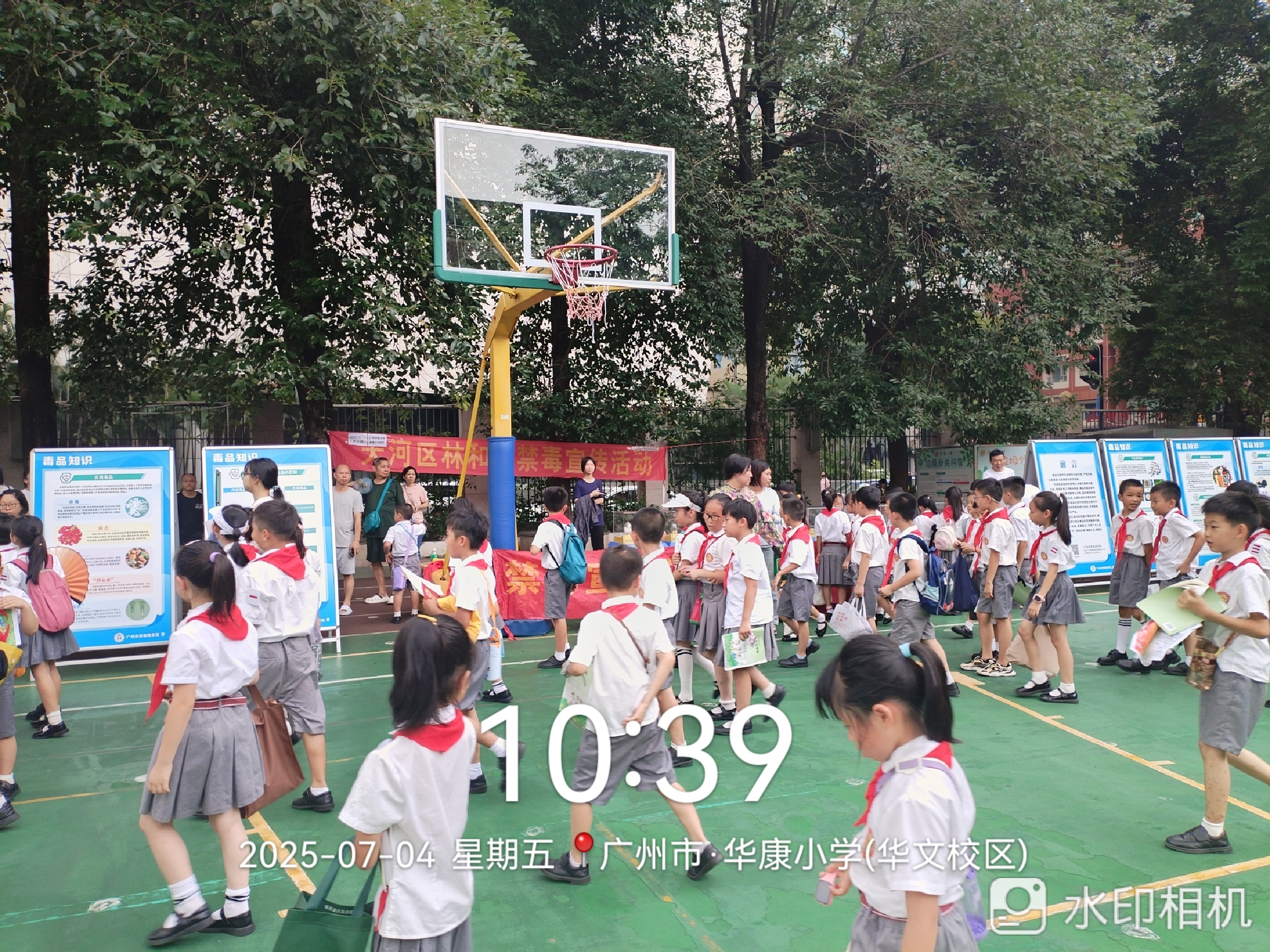 人来人往的禁毒摊位