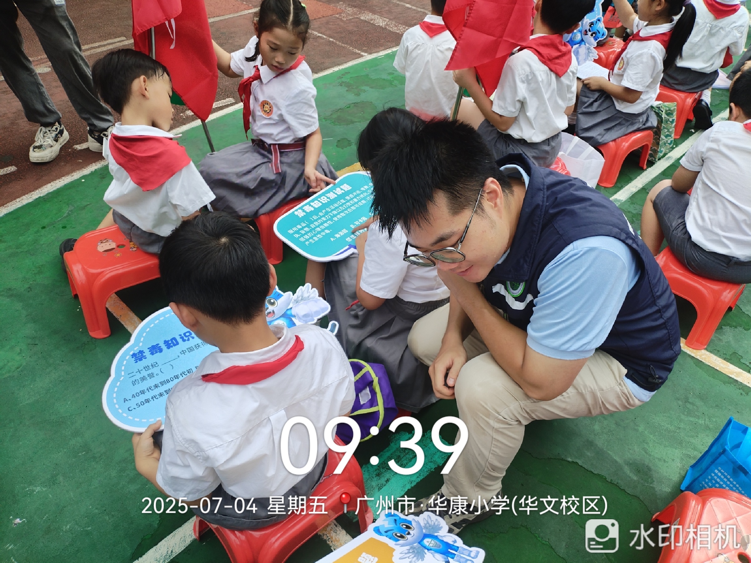 工作人员跟孩子们讲解禁毒知识