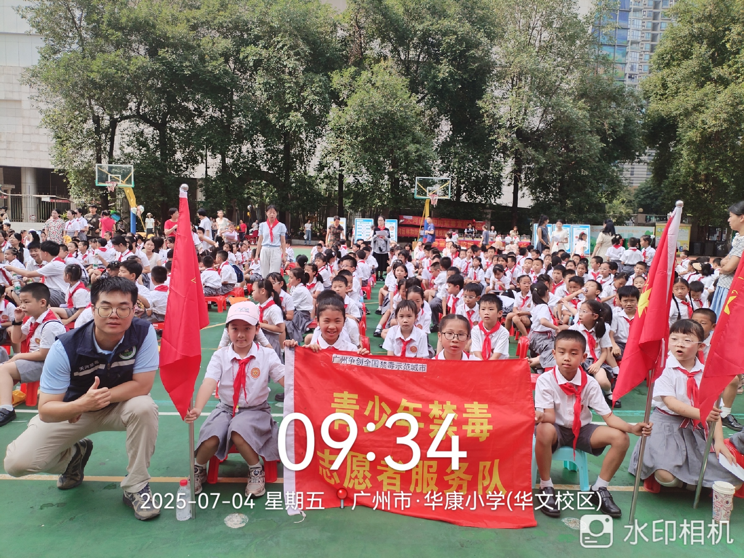 工作人员与同学们合照