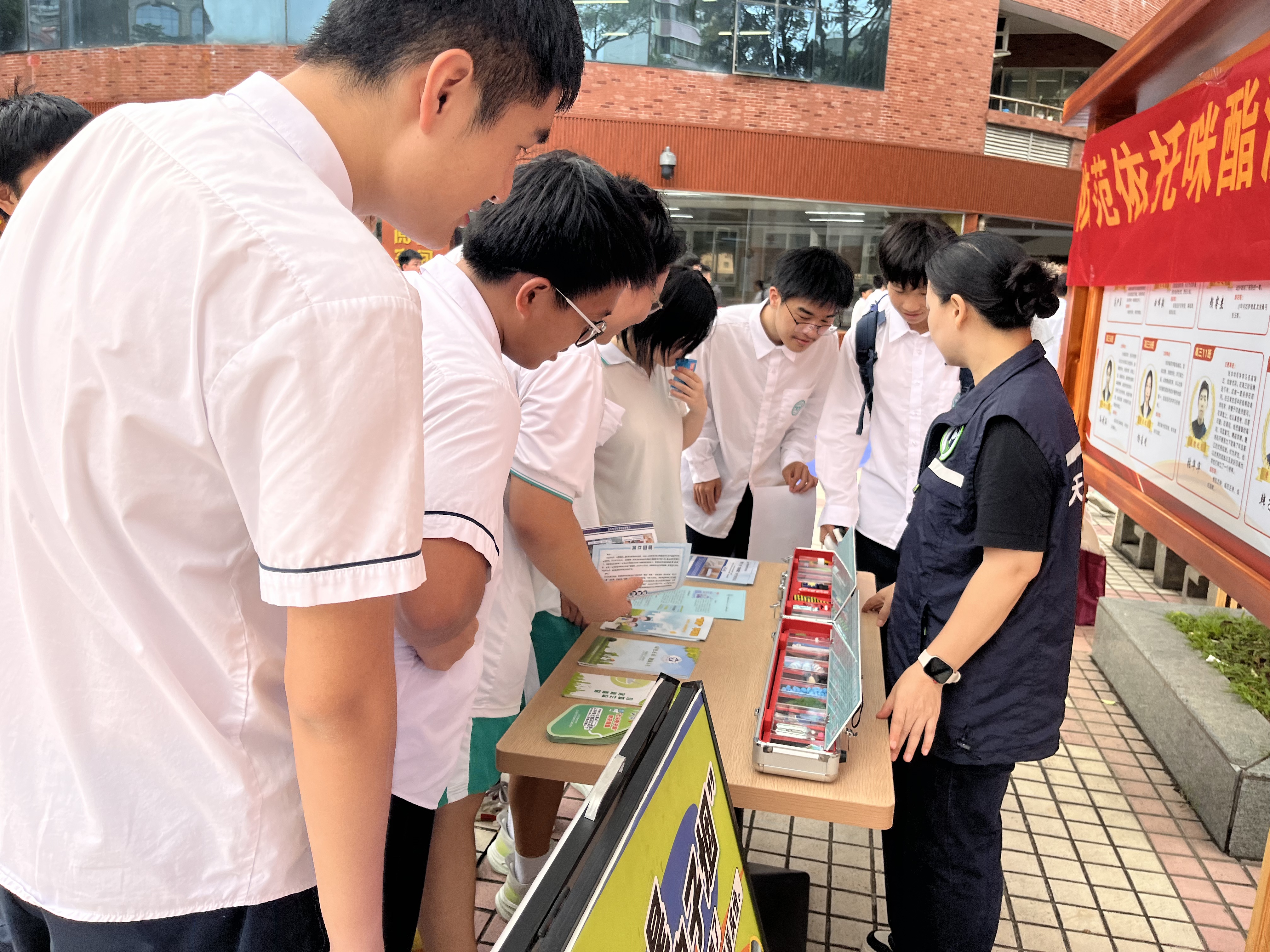 禁毒社工讲解毒品知识