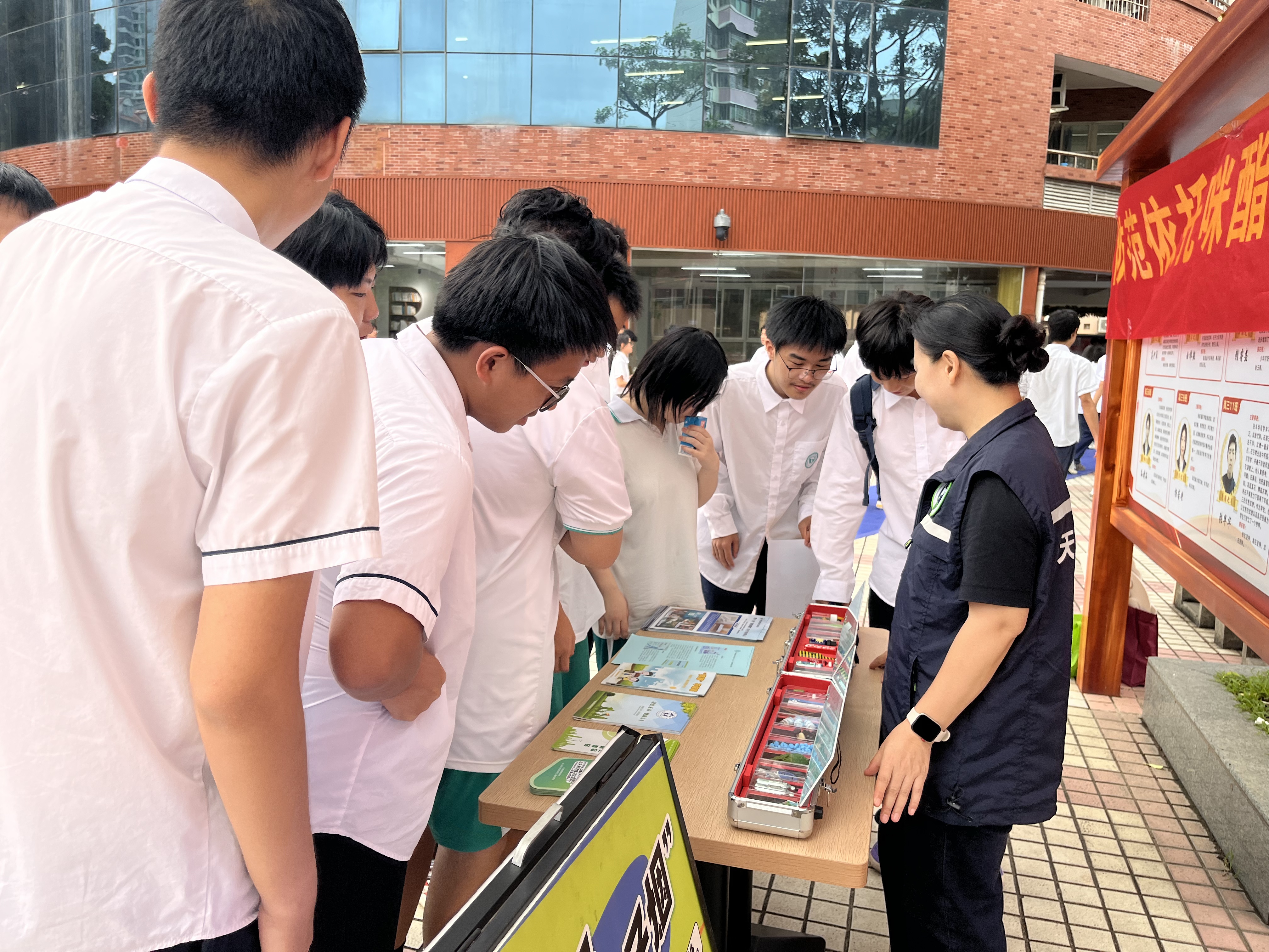 学生们求知若渴