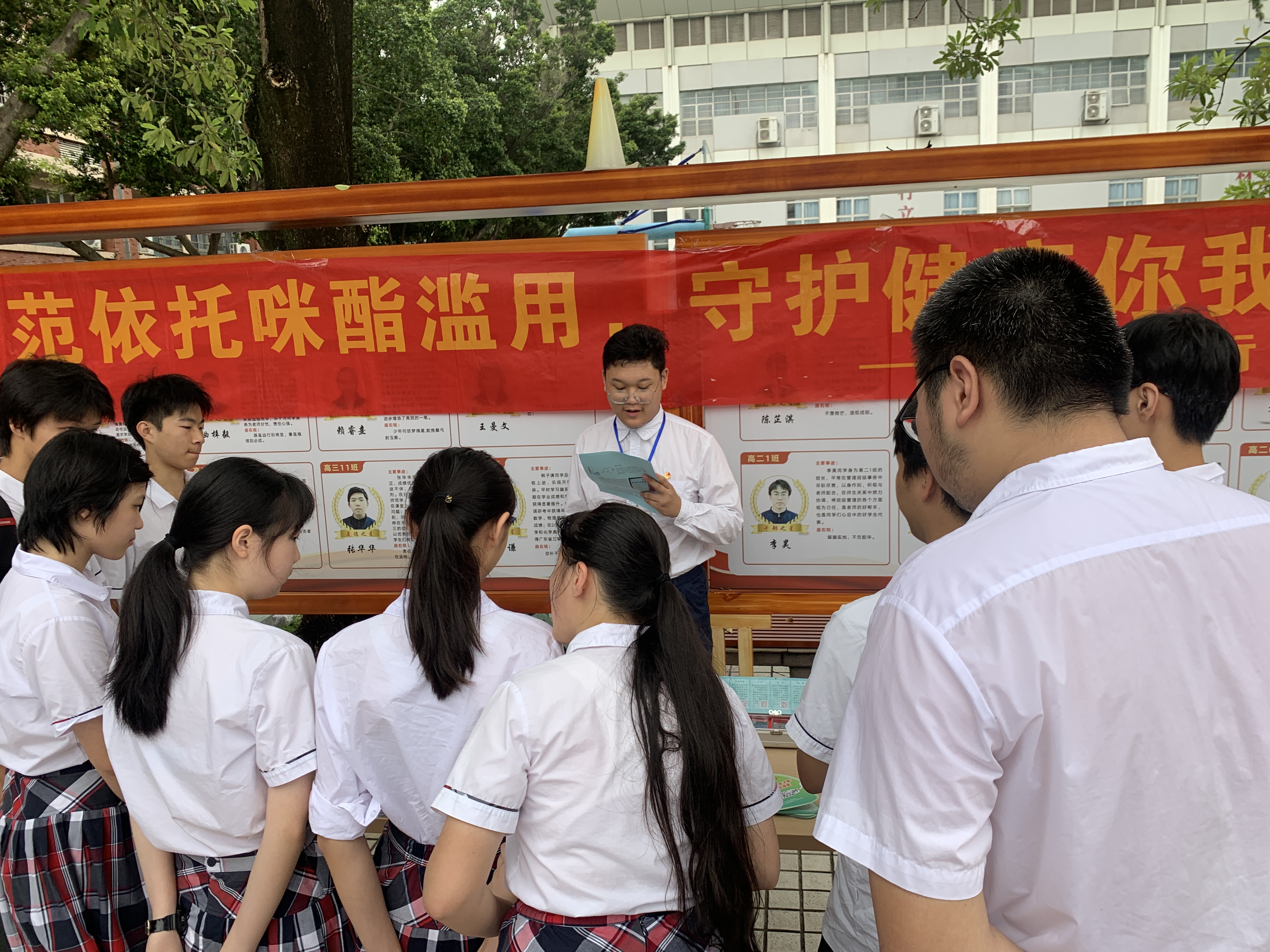 学生们热烈讨论