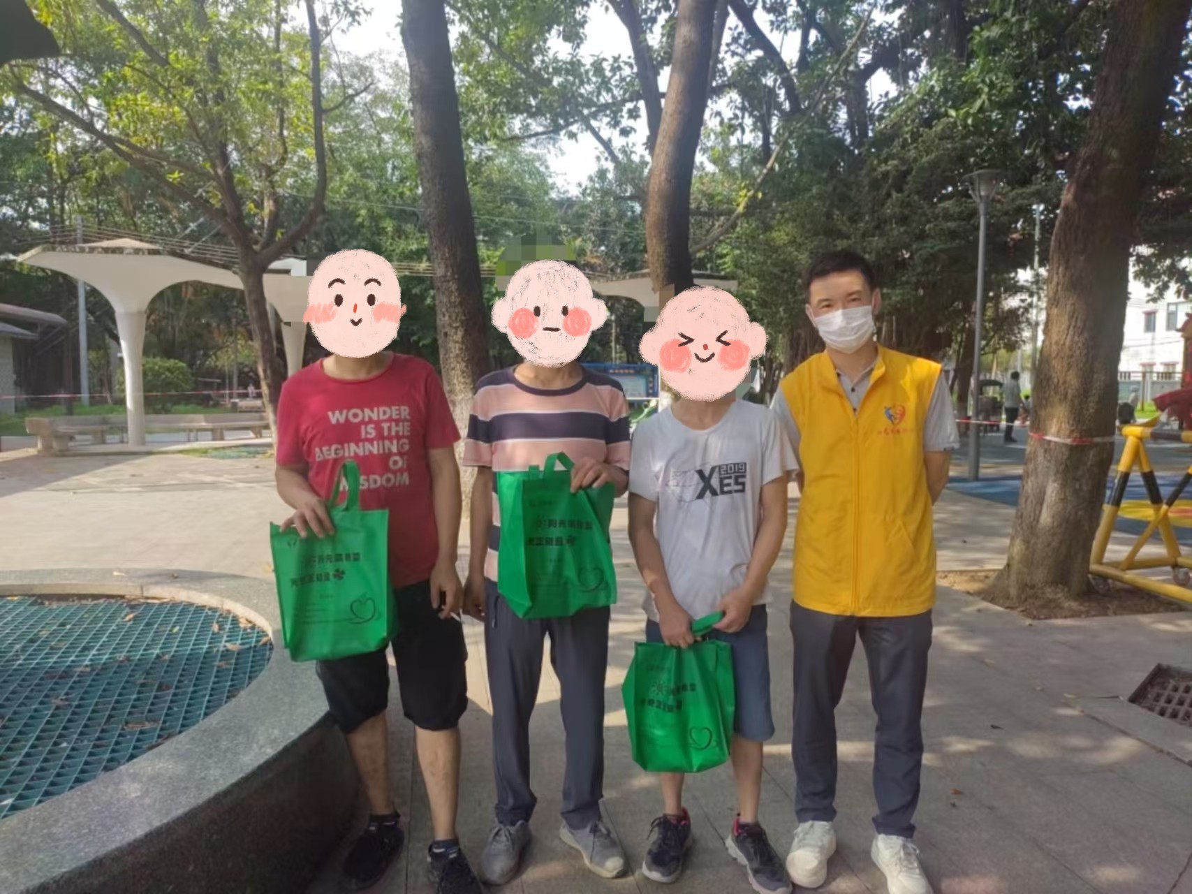 社工将蝴蝶酥送到服务对象手中