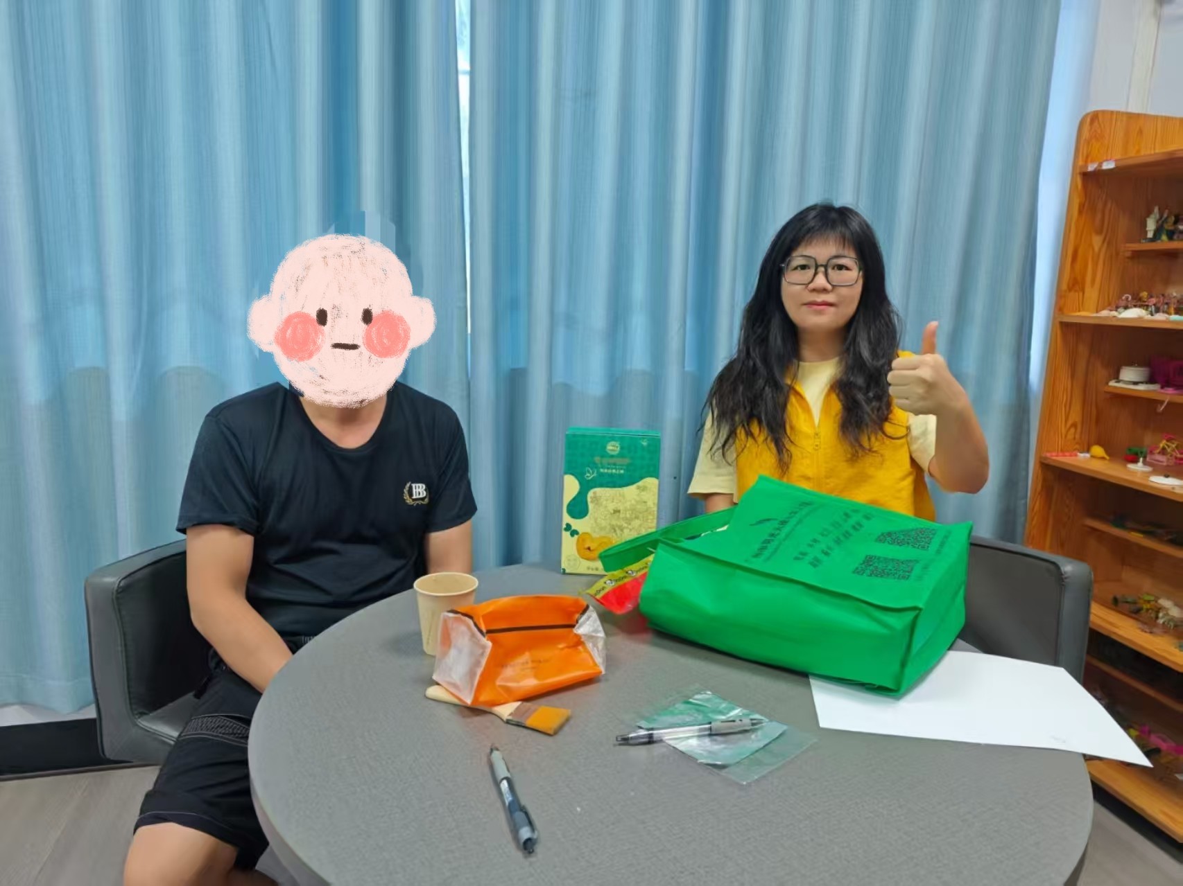 社工将蝴蝶酥送到服务对象手中