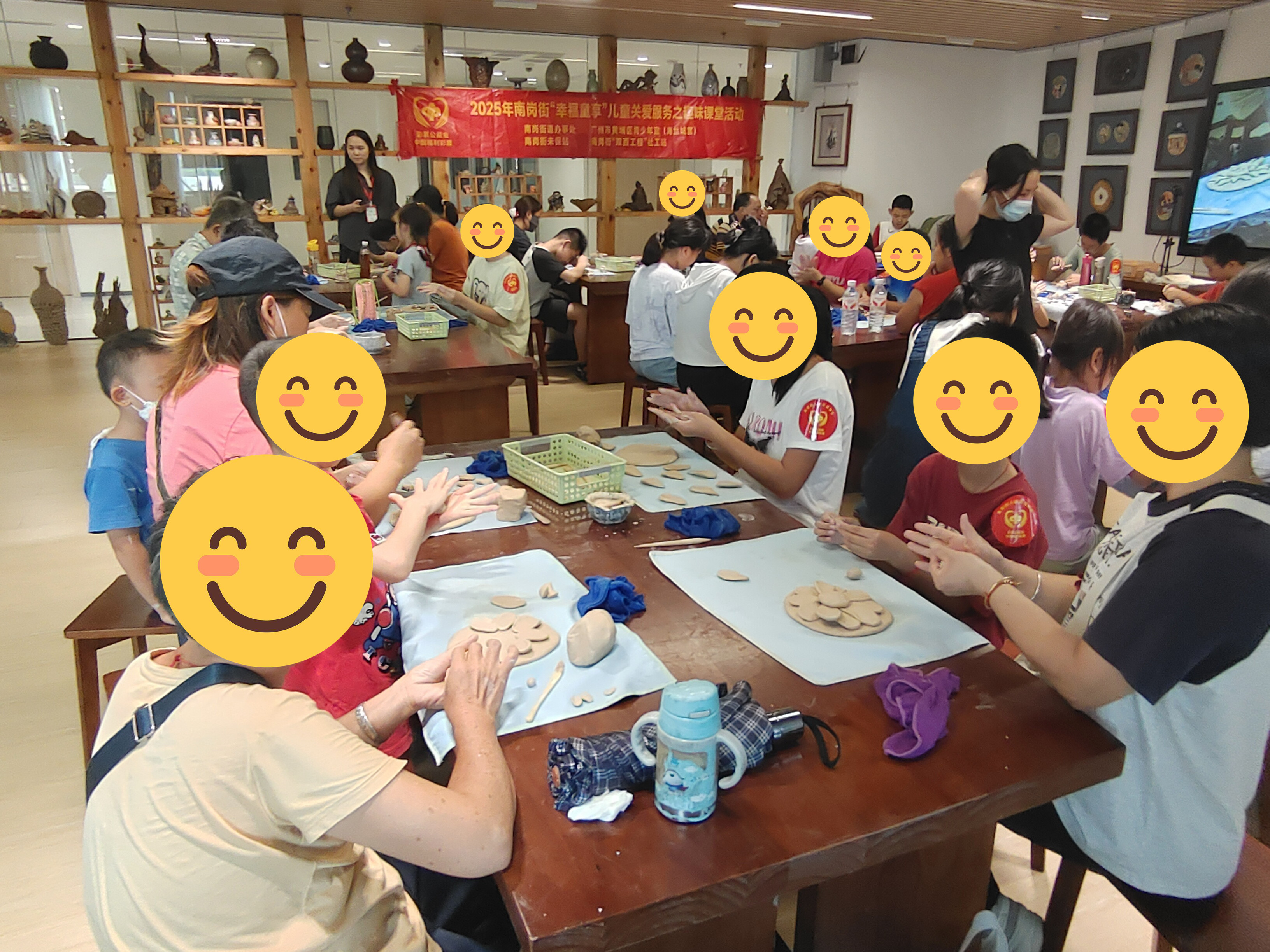 困境家庭参与陶艺课堂
