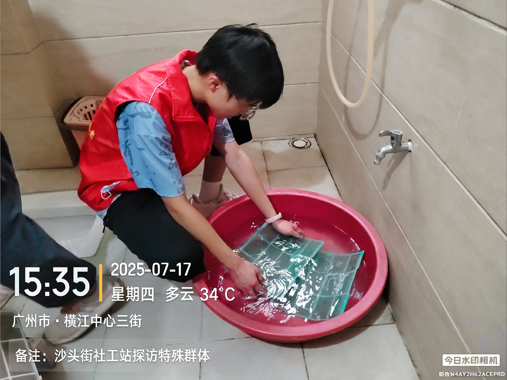 志愿者们为困难家庭清洗空调滤网