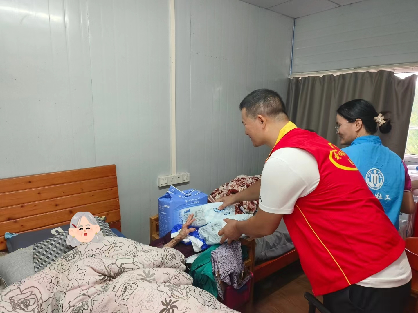 社工和福彩志愿者为失能残疾人送上纸尿裤