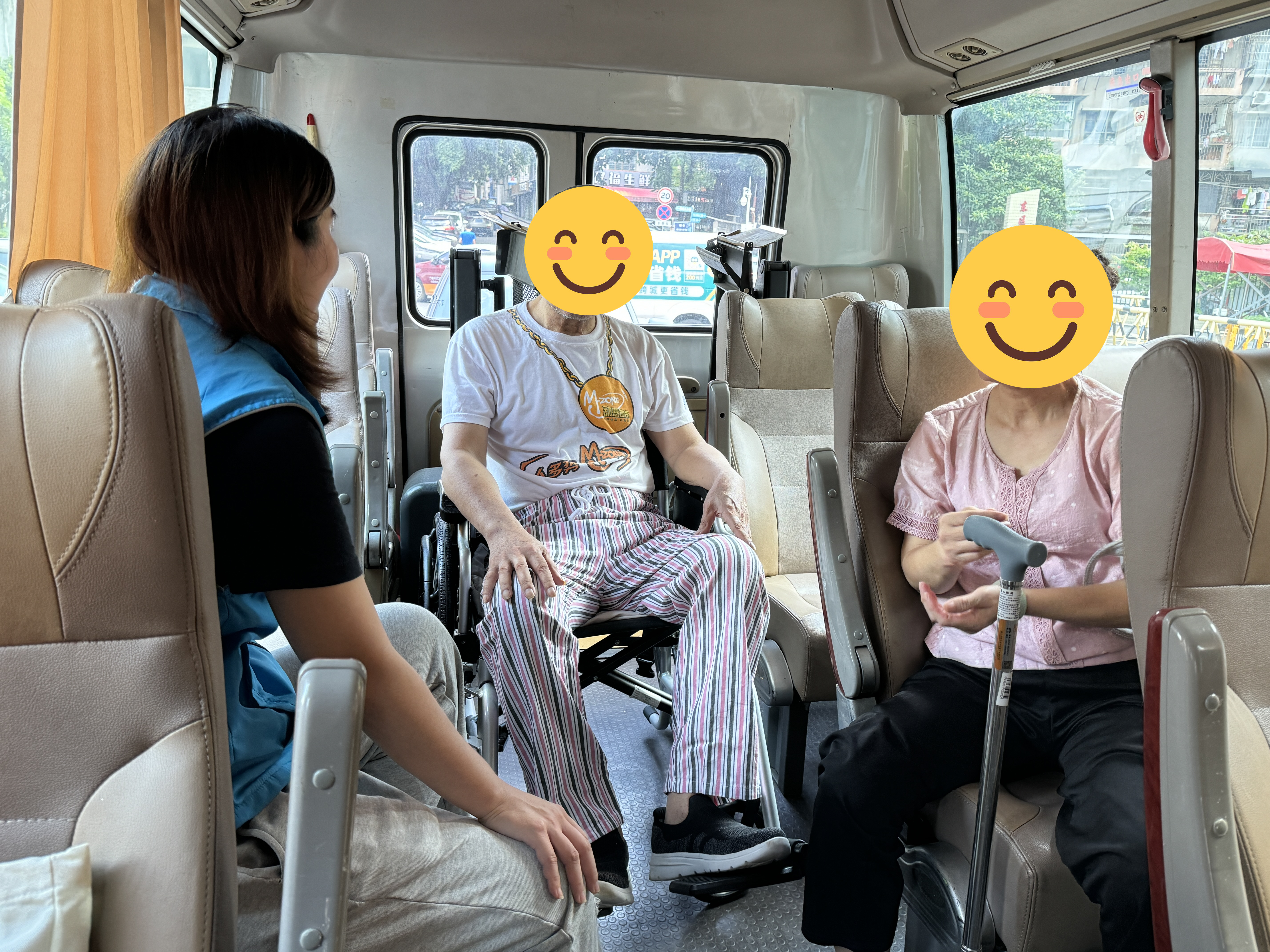 社工耐心疏导服务对象和家属的情绪