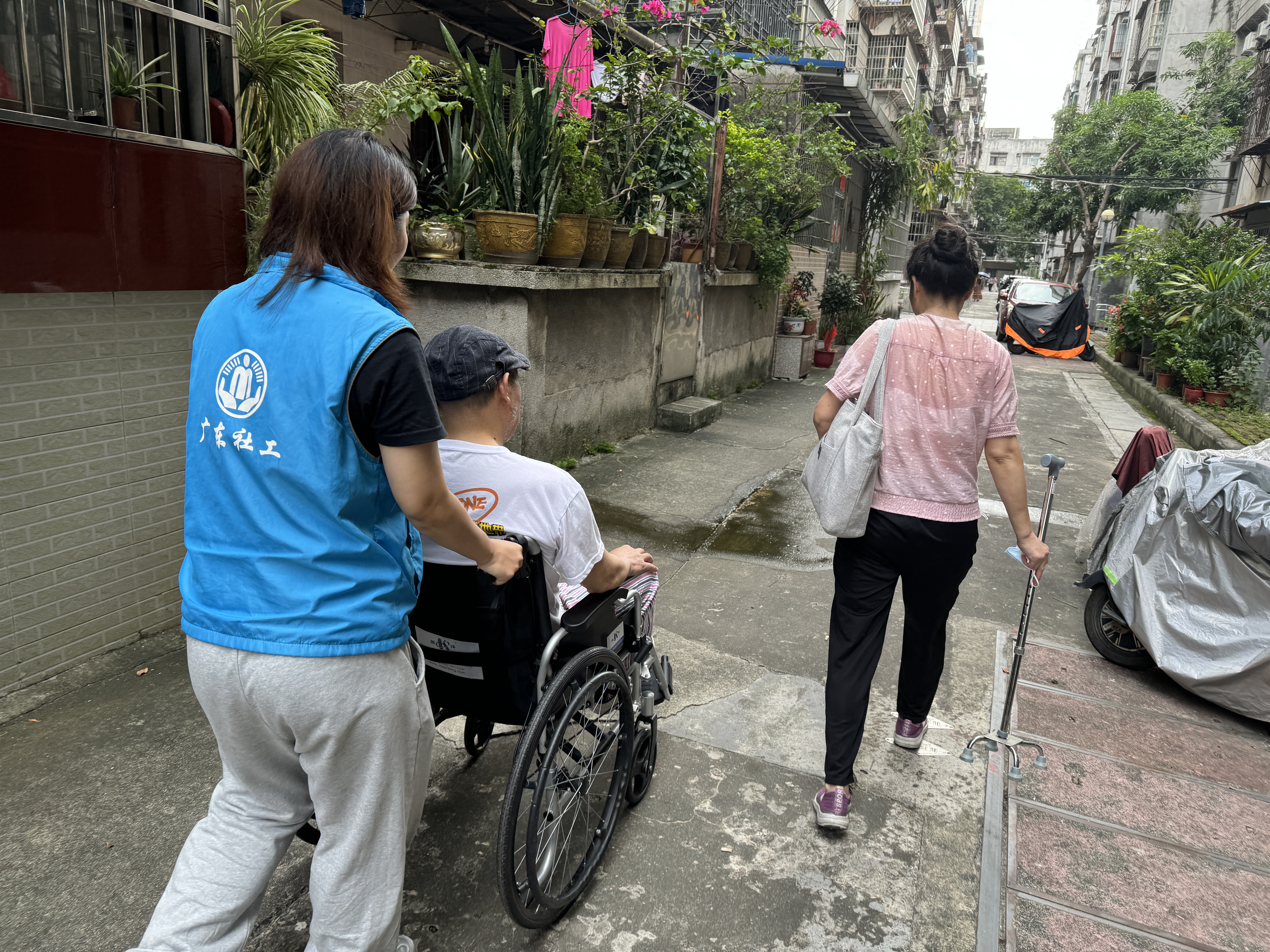 社工协助服务对象乘坐轮椅前往复康巴士候车点