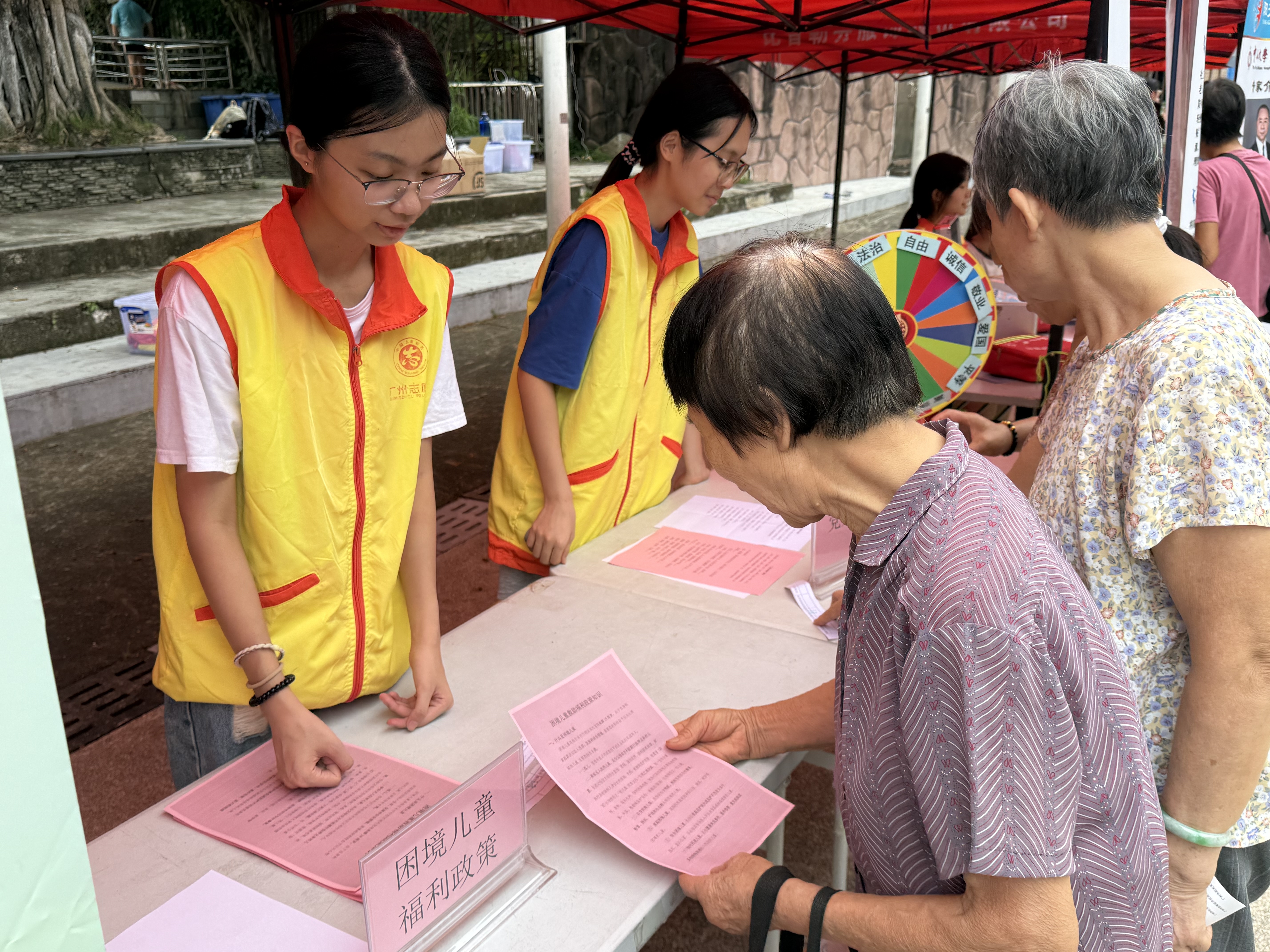 志愿者讲解困境儿童福利政策
